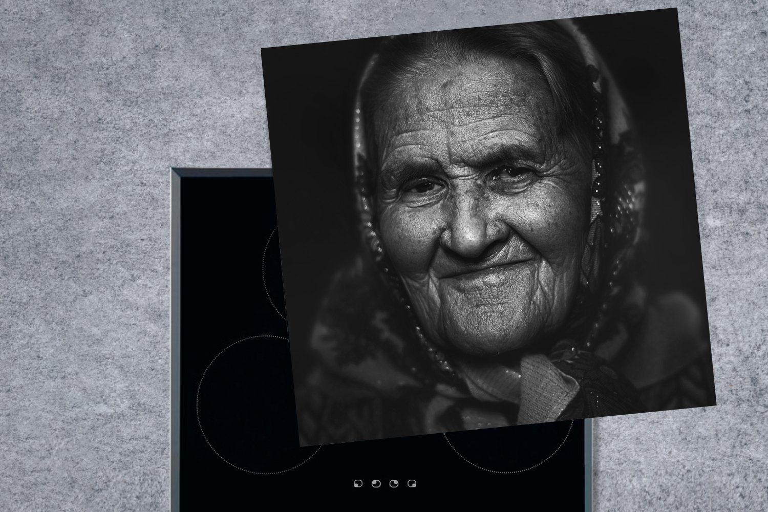 küche Vinyl, kaukasischen alten 78x78 Arbeitsplatte cm, verwitterten Frau, tlg), einer des MuchoWow (1 Nahaufnahme Gesichts Ceranfeldabdeckung, für Herdblende-/Abdeckplatte