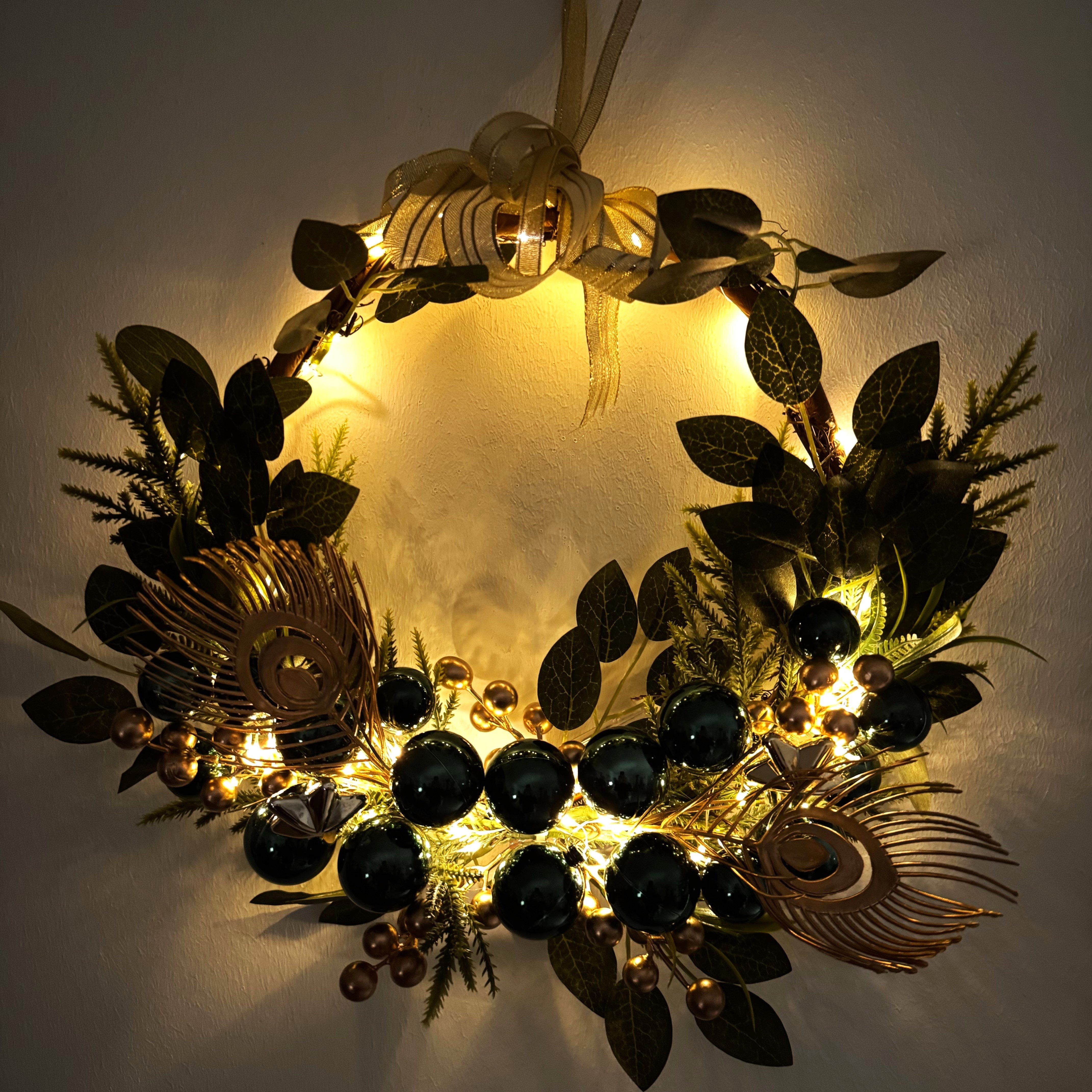 Online-Fuchs Dekokranz - Türkranz mit Weihnachtskugeln, LED-Lichterkette und Timer, stimmungsvolle Dekoration zur Weihnachtszeit