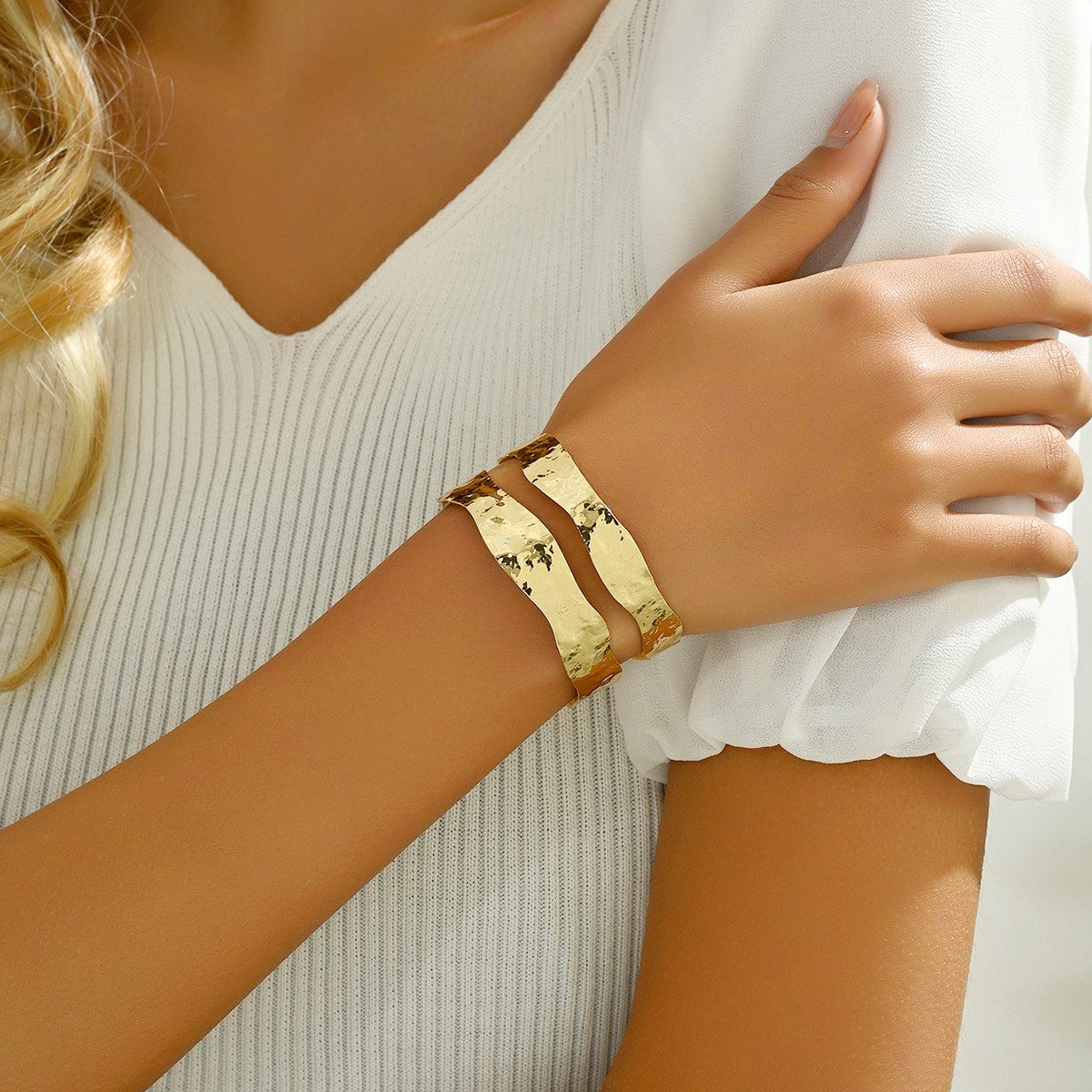 KARMA Armreif Damen Metall Gold gehämmert Armband Metallarmreif (1-tlg., Metallarmband Metallband), Damenarmreif modern Metallarmreif