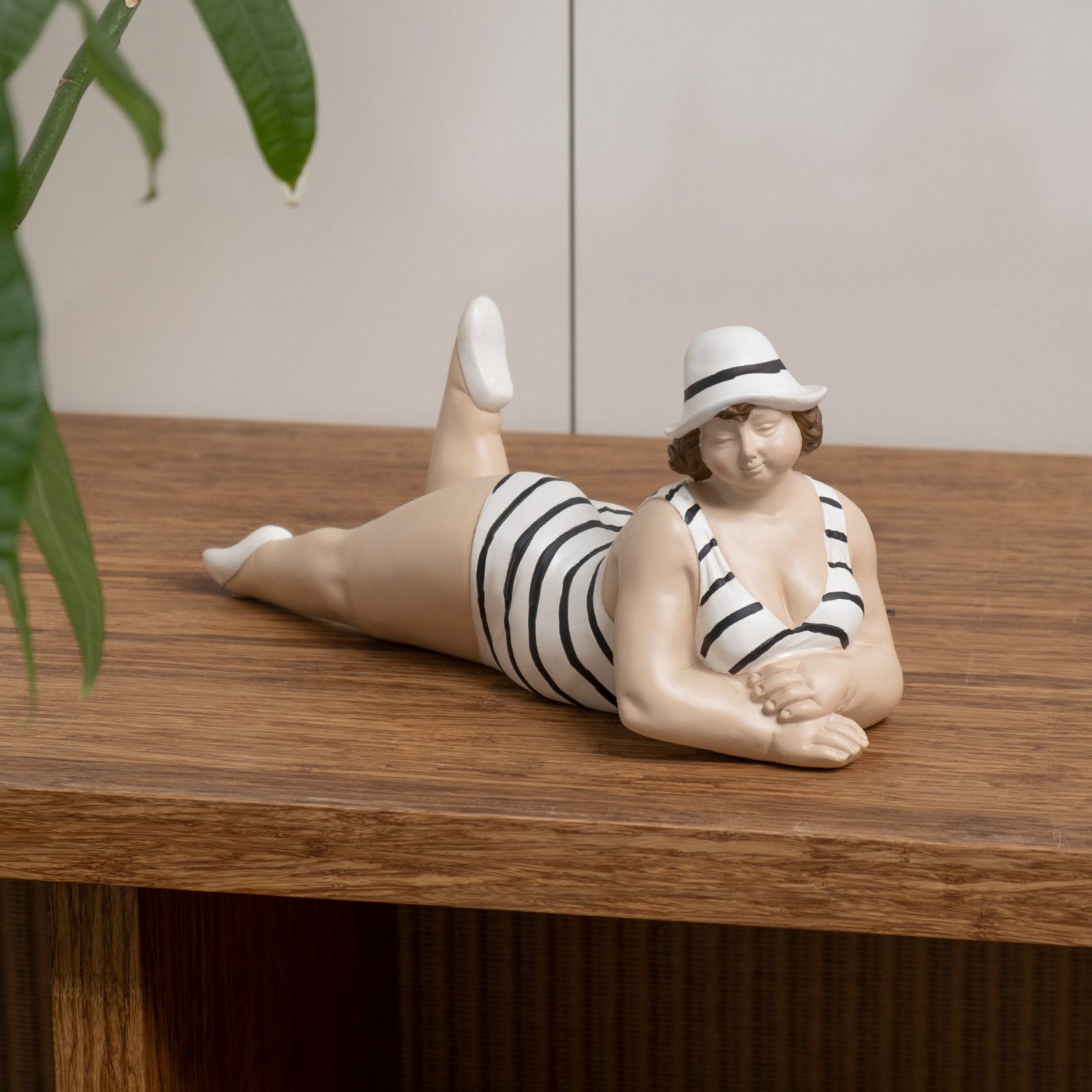 Moritz Dekofigur Badenixe Frau im Badeanzug liegend, Polyresin Figuren Deko günstig online kaufen