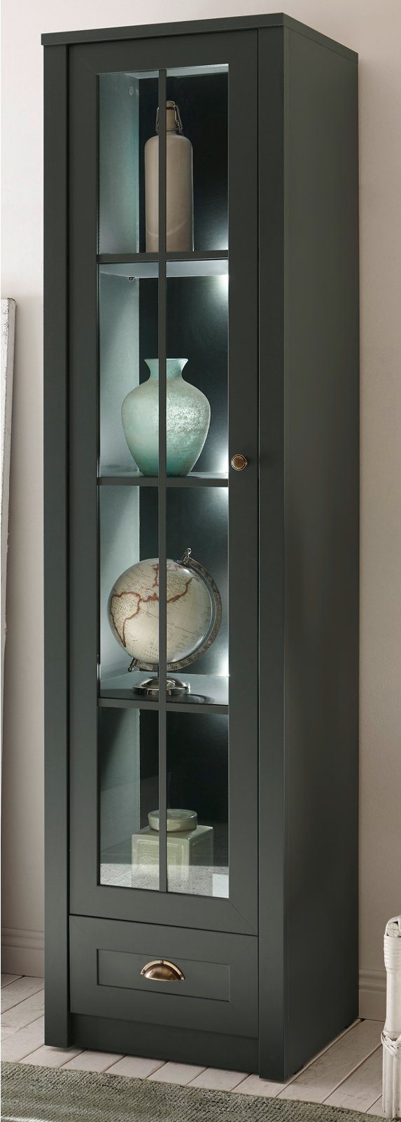 Furn.Design Vitrine Forres (Standvitrine in Landhaus Grün, 50 x 197 cm) 4 Vitrinenfächer und Schubkasten