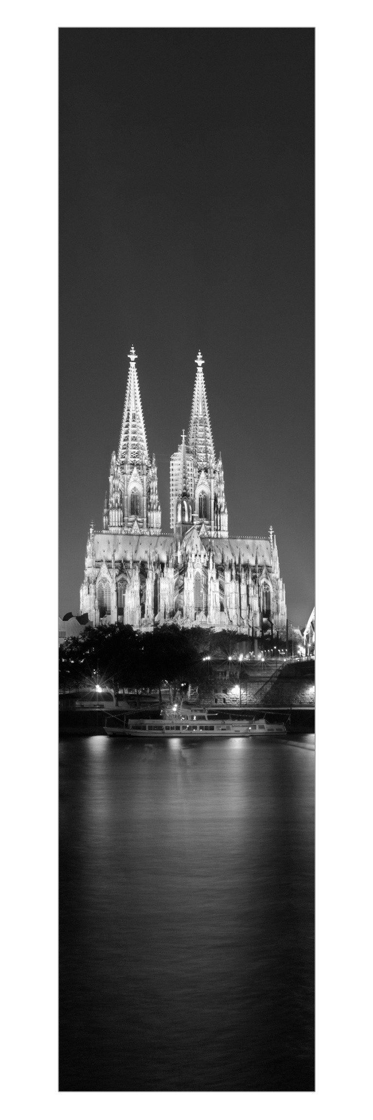 Bilderdepot24 Schiebegardine modern Flächenvorhang blickdicht Köln bei Nacht II (1 St), halbtransparent, Wohnzimmer große Flächengardine lichtdurchlässig für Klemm-System