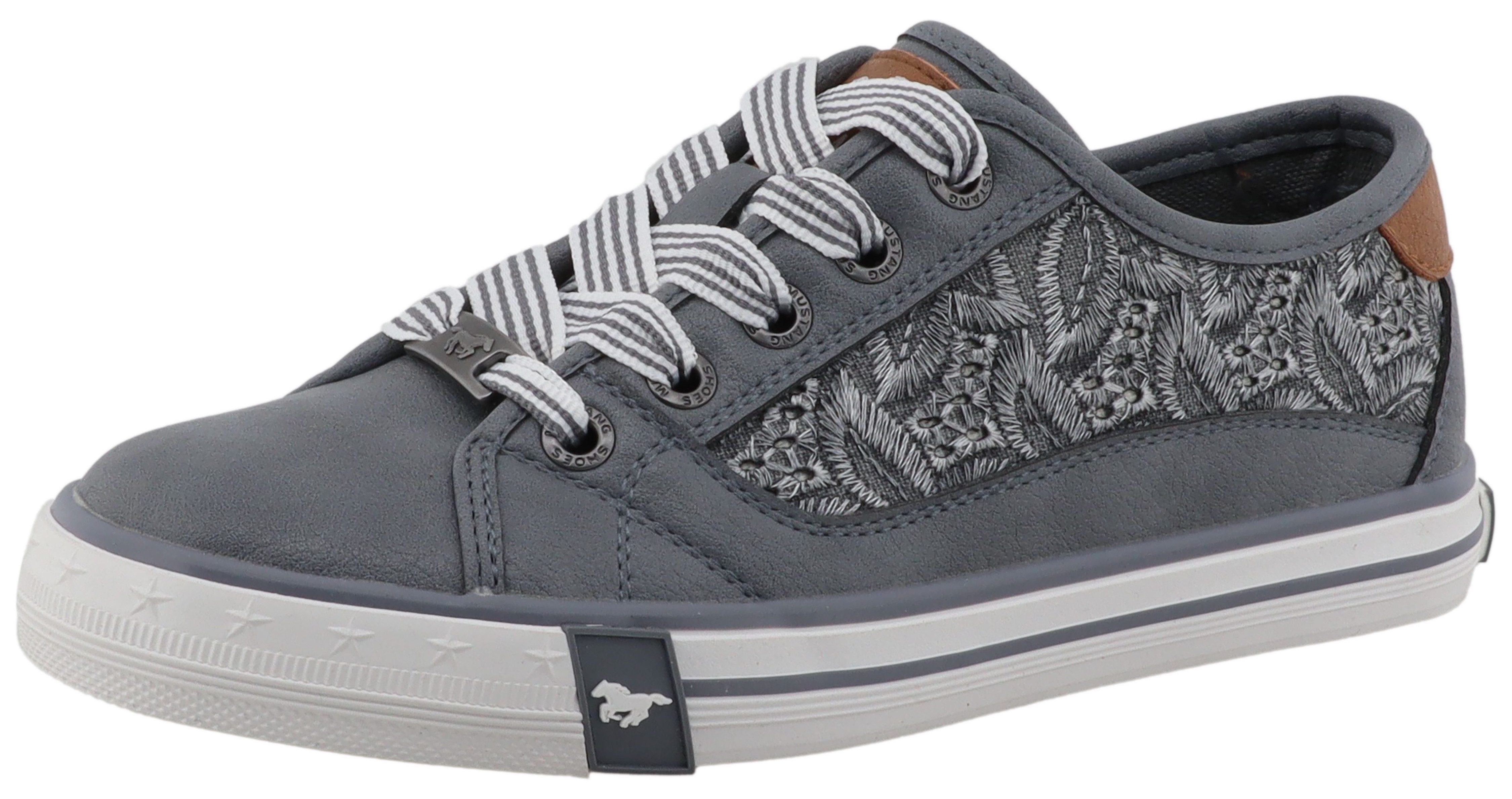 Mustang Shoes Gaspare Sneaker Freizeitschuh, Schnürschuh, Halbschuh mit Blüten-Stickerei