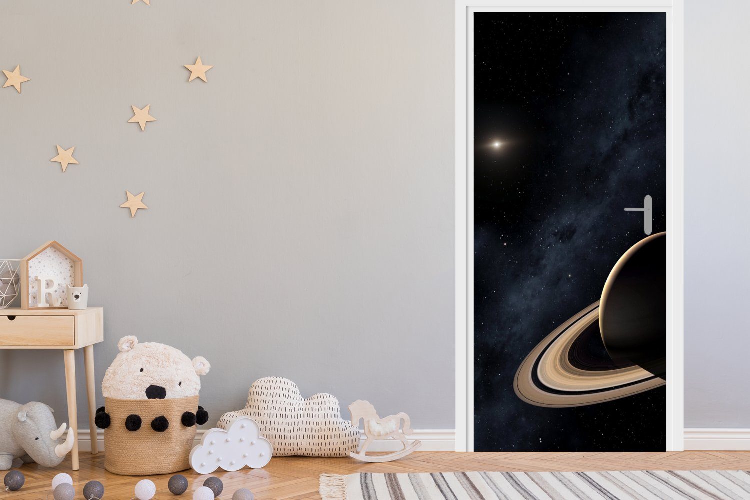 Matt, Saturn (1 Der Tür, bedruckt, Türaufkleber, 75x205 MuchoWow Planet dunklen einem für vor mit einem St), Türtapete Himmel Fototapete Stern, cm