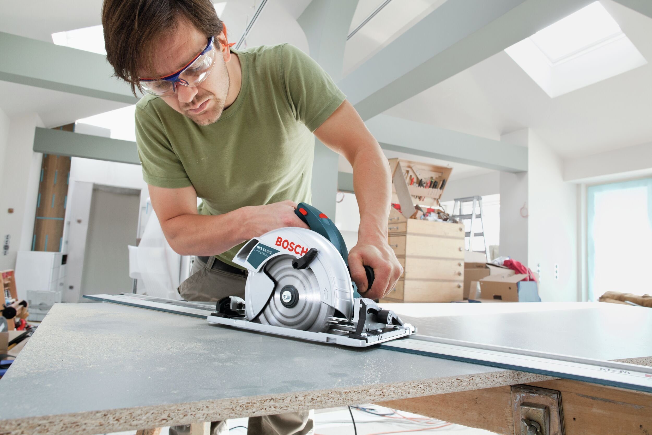 Bosch Professional Handkreissäge GKS 65 GCE, Im Karton