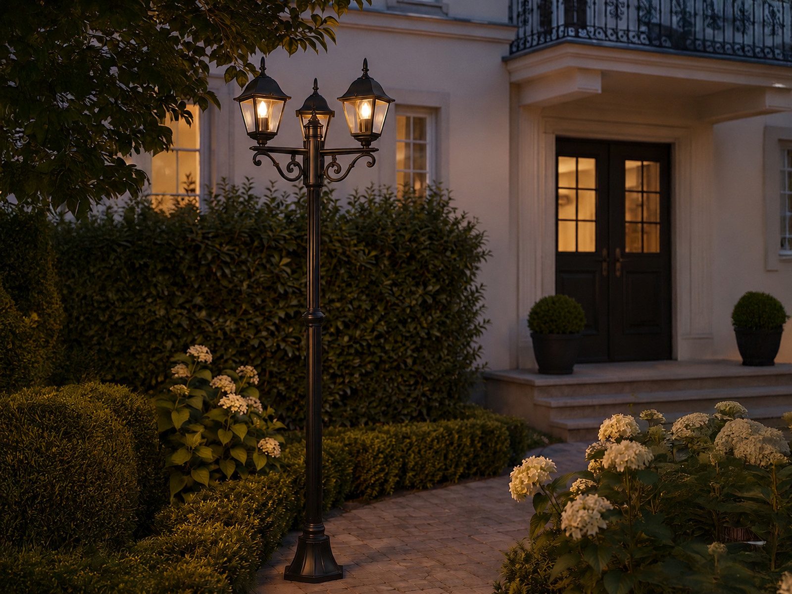 TRIO Leuchten LED Gartenleuchte Straßenlaterne 3-flammig, Höhe 200cm, LED wechselbar, Warmweiß, Mastleuchte zur Garten-Wegbeleuchtung, Gartenlaterne Gartenbeleuchtung