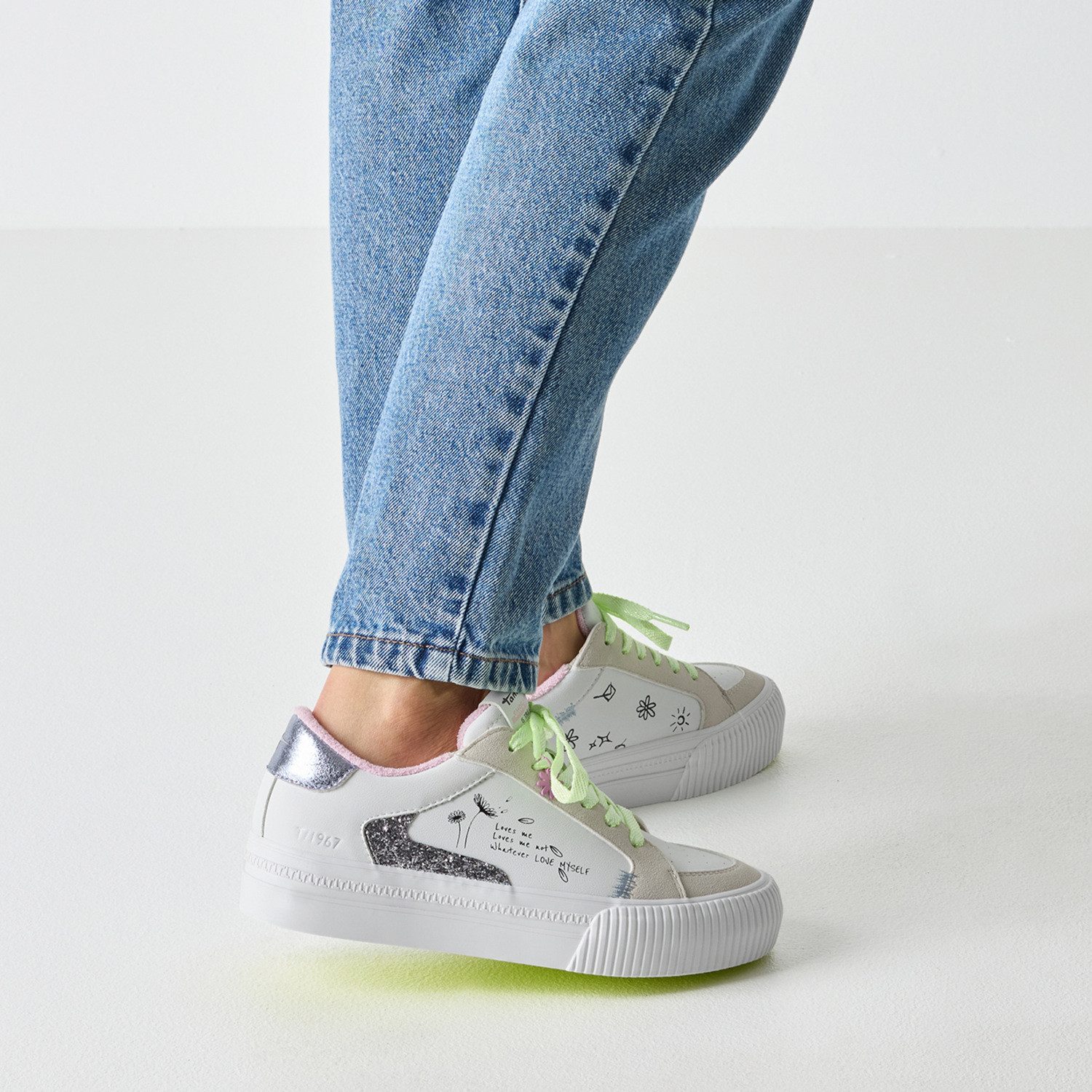 Tamaris Plateausneaker, Freizeitschuh, Halbschuh, Schnürer mit Kontrastbesätzen und Glitzer