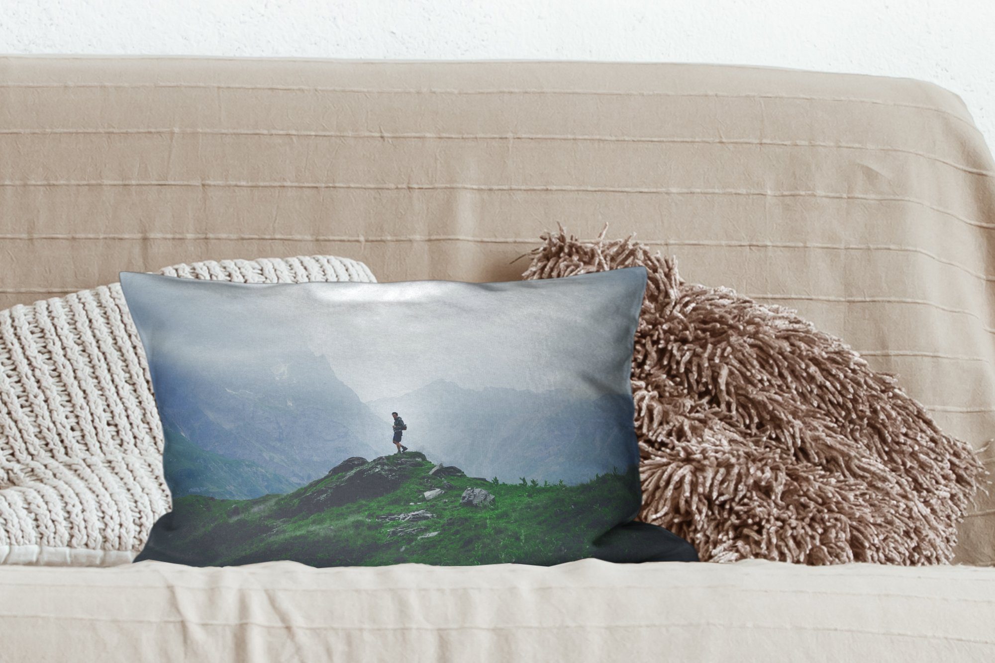 Schlafzimmer Dekoration, Dekokissen Alpen, mit Schweizer den Einsamer Dekokissen Zierkissen, in Wanderer MuchoWow Füllung, Wohzimmer