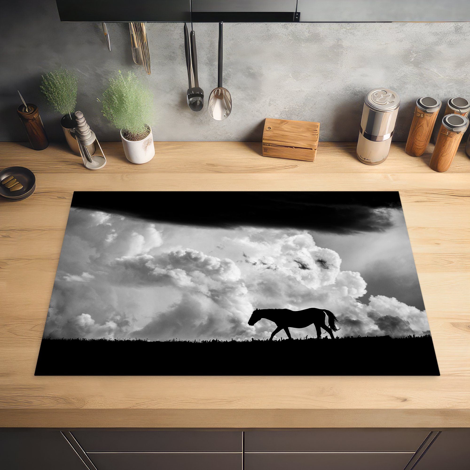 MuchoWow Herdblende-/Abdeckplatte Silhouette eines gegen 81x52 stürmische Wolken, tlg), Ceranfeldabdeckung Induktionskochfeld (1 Vinyl, für Schutz Wildpferdes küche, die cm