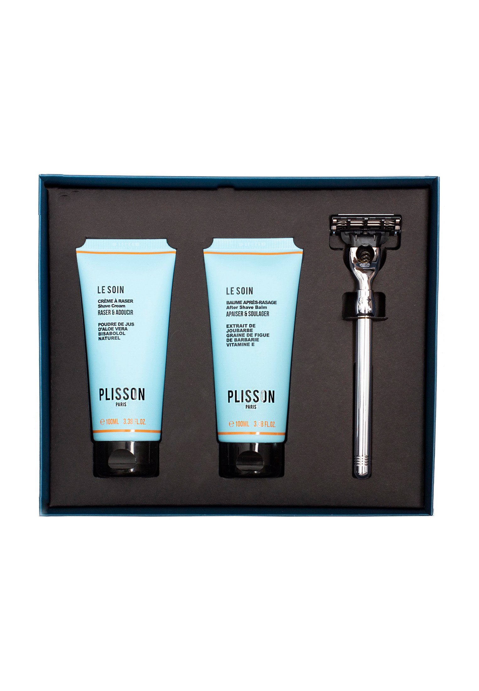 Plisson 1808 Gesichtspflege-Set Plisson 1808 Pflegeset Das Set enthält: Die kultige Plisson-Rasiercreme, neu überarbeitet für eine Formel mit 99Prozent natürlichen Inhaltsstoffen. 100ml Tube. Das Plisson After Shave Balm, für eine beruhigende Wirkung mit 97,64Prozent natürlichen Inhaltsstoffen. 100-ml-Tube. Das elegante, meistverkaufteste Rasiermesser, hier in einer verchromten Ausführung mit leicht bläulichem Schimmer. Mit einem Standard-Mach3-Klingensystem für eine komfortable und bequeme Rasur., 1-tlg.