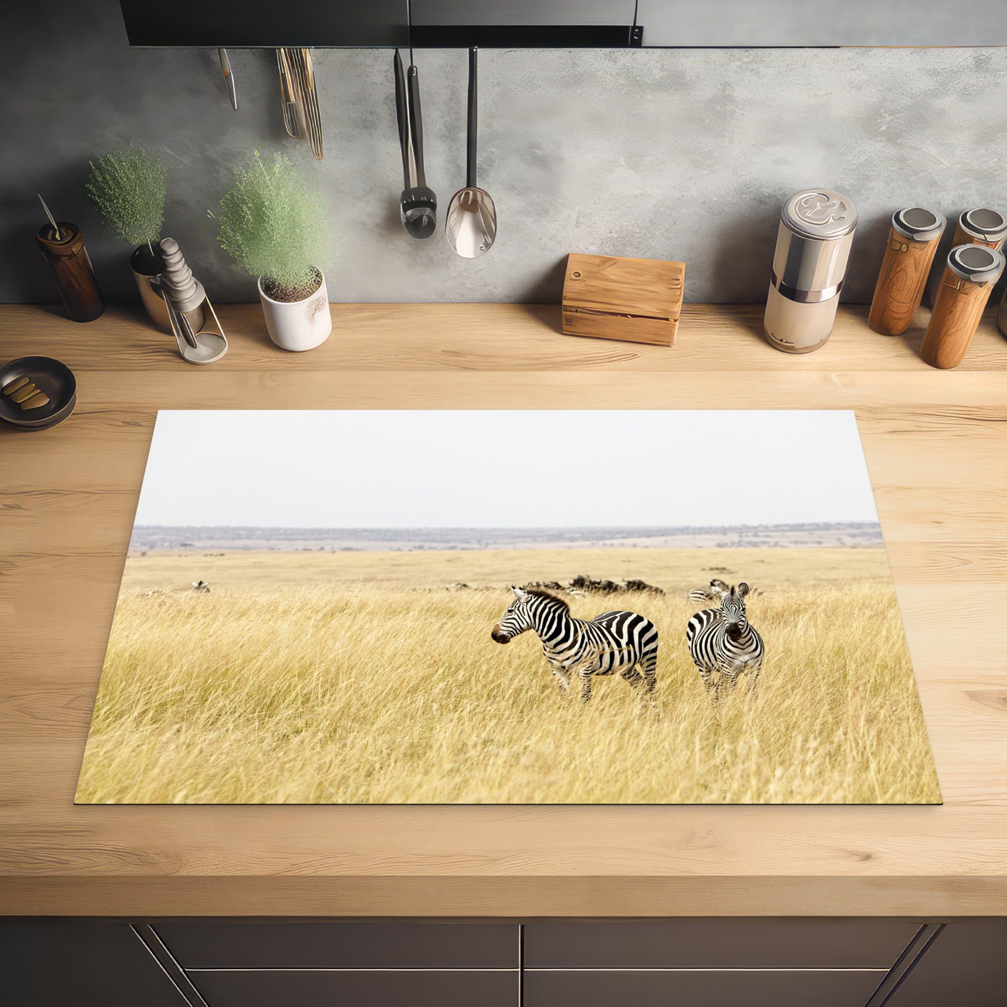 MuchoWow Herdblende-/Abdeckplatte Zebras laufen durch Ceranfeldabdeckung Vinyl, Induktionskochfeld der für die tlg), (1 küche, Schutz das Gras hohe cm, Savanne, 81x52