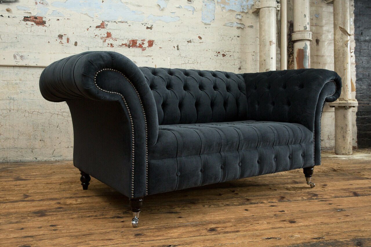 Chesterfield-Sofa Chesterfield-Sofa aus schwarzem Echtleder mit Holzfüßen