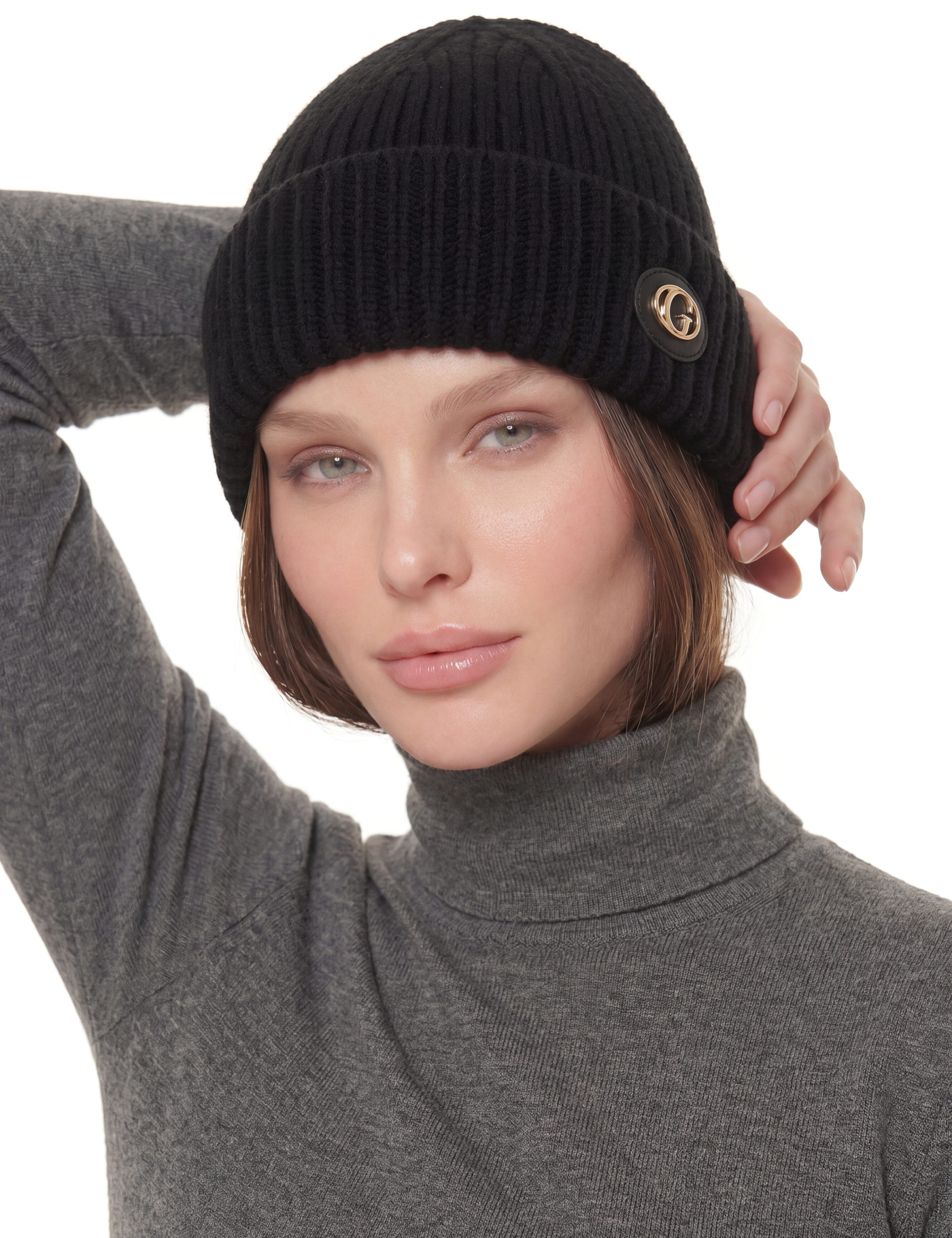 Guess Strickmütze KNITTED BEANIE mit Logo-Patch auf dem Umschlag