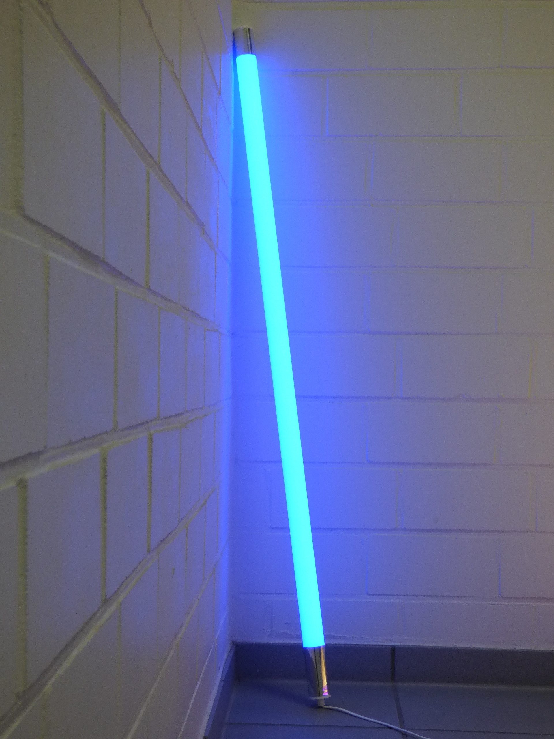 XENON LED Wandleuchte 5000 LED VISION Röhre matt 63cm1000 Lumen schwarze Kappe Blau, LED, Xenon / Blau