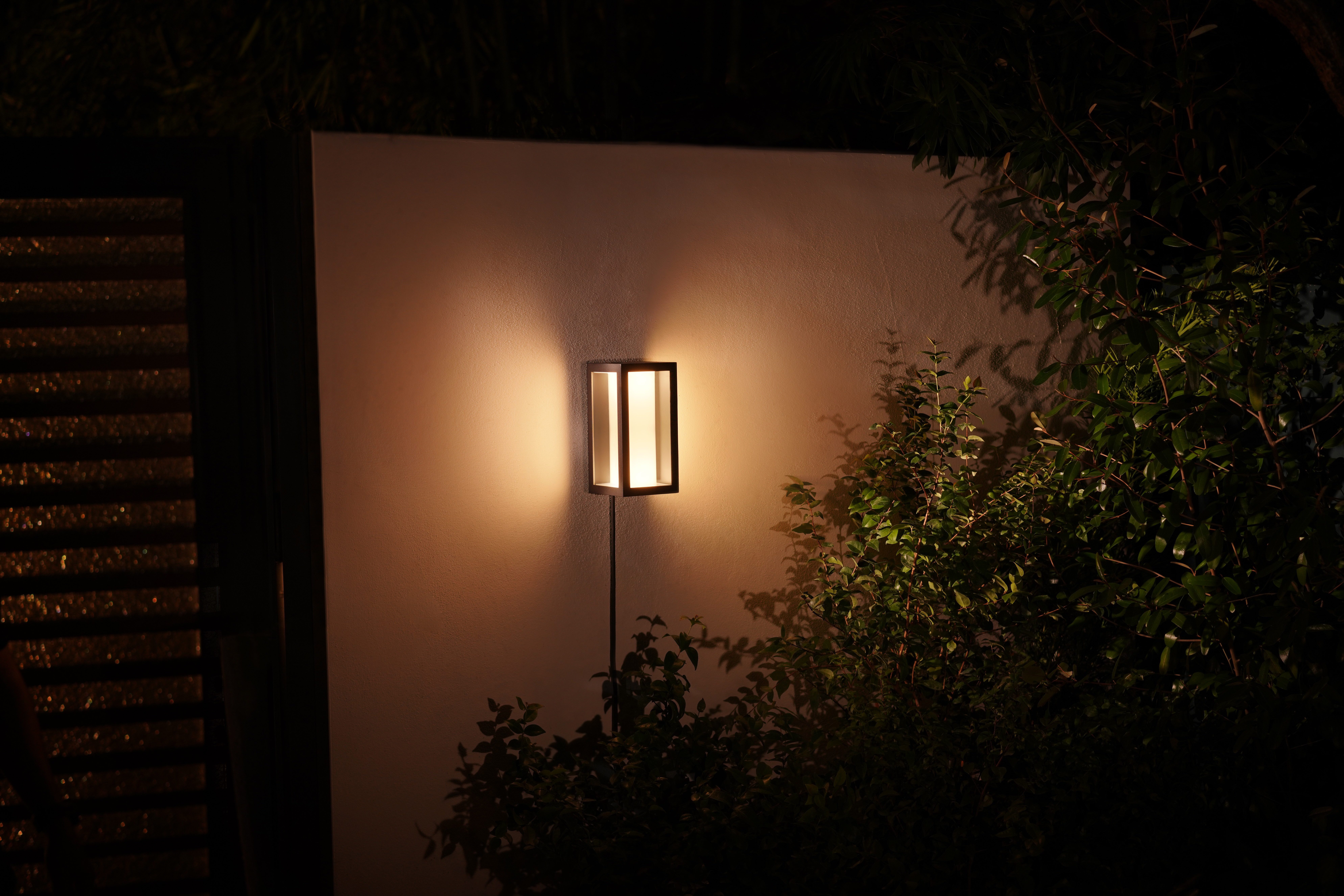 Philips Hue LED Außen-Wandleuchte Outdoor White & Color Ambiance Impress Erweiterung Niedervolt, Abschaltautomatik, Bluetooth, CCT - über Fernbedienung, Dimmfunktion, Einschlafhilfe, Farbsteuerung, Farbwechsel, Memory, nach Trennung vom Netz, Nachtlichtfunktion, RGB, Smart Home, Timerfunktion, Weckerfunktion, dimmbar über Fernbedienung, erweiterbar, mehrere Helligkeitsstufen, LED fest integriert, Farbwechsler, RGB, warmweiß - kaltweiß, Steuerbar per App und Stimme, Smart Home fähig, Farbfähig und Weißtöne