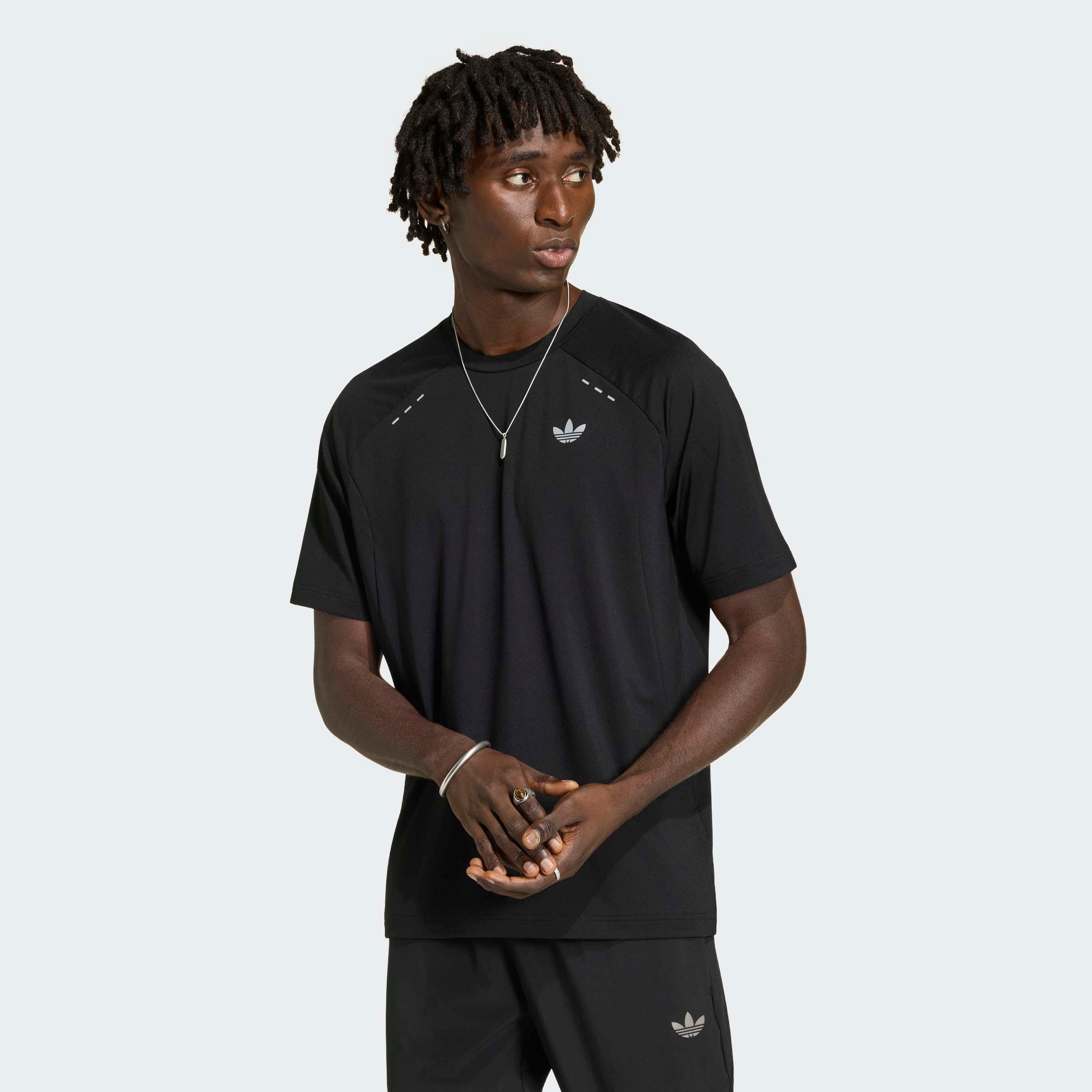 adidas Originals T-Shirt TECH TREFOIL ESSENTIALS POLYESTER sportlicher Stil, ohne Verschluss, aus Polyester