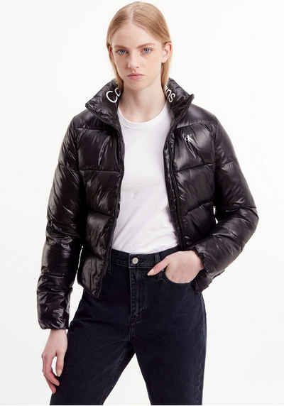 Calvin Klein Jeans Winterjacke SHINY SHORT FITTED JACKET mit Calvin Klein Markenlogo auf der Brust