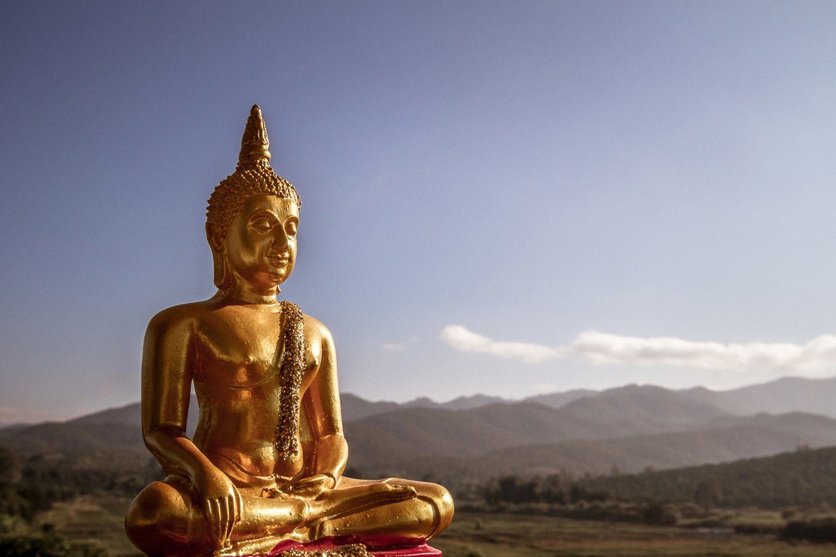 Goldene Buddha-Statue Fototapete Papermoon