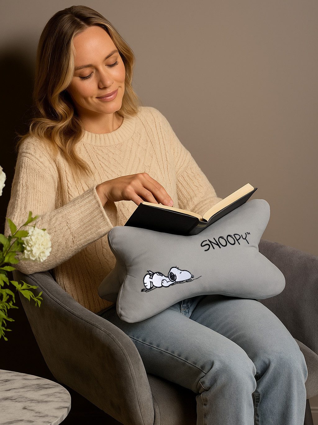 United Labels® Dekokissen Peanuts Snoopy Leseknochen Nackenkissen Lesekisse günstig online kaufen