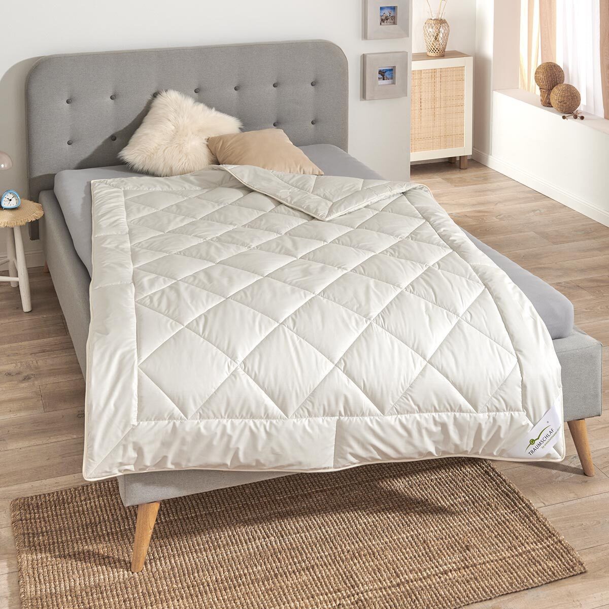 TRAUMSCHLAF Naturhaarbettdecke Kamel-Zirbe leicht, Füllung: 100% Kamelhaar, Bezug: Bezug: 100% Baumwolle, Füllung: 100% Kamelhaar mit Zirbenholzspänen, besonders fein, wertvoll und anschmiegsam