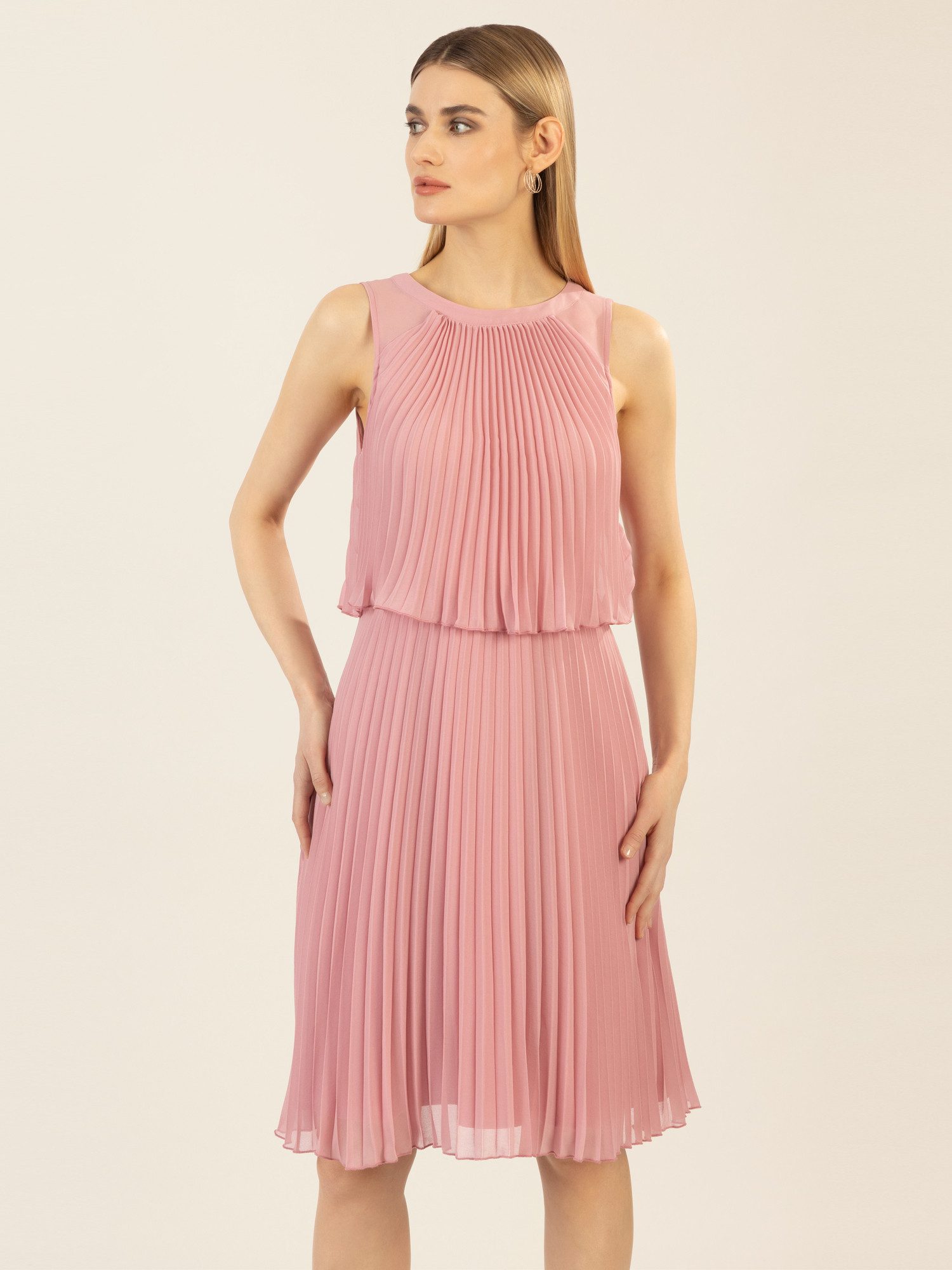 Apart Cocktailkleid mit rundem Ausschnitt und schmalem, sichtbaren Halsring