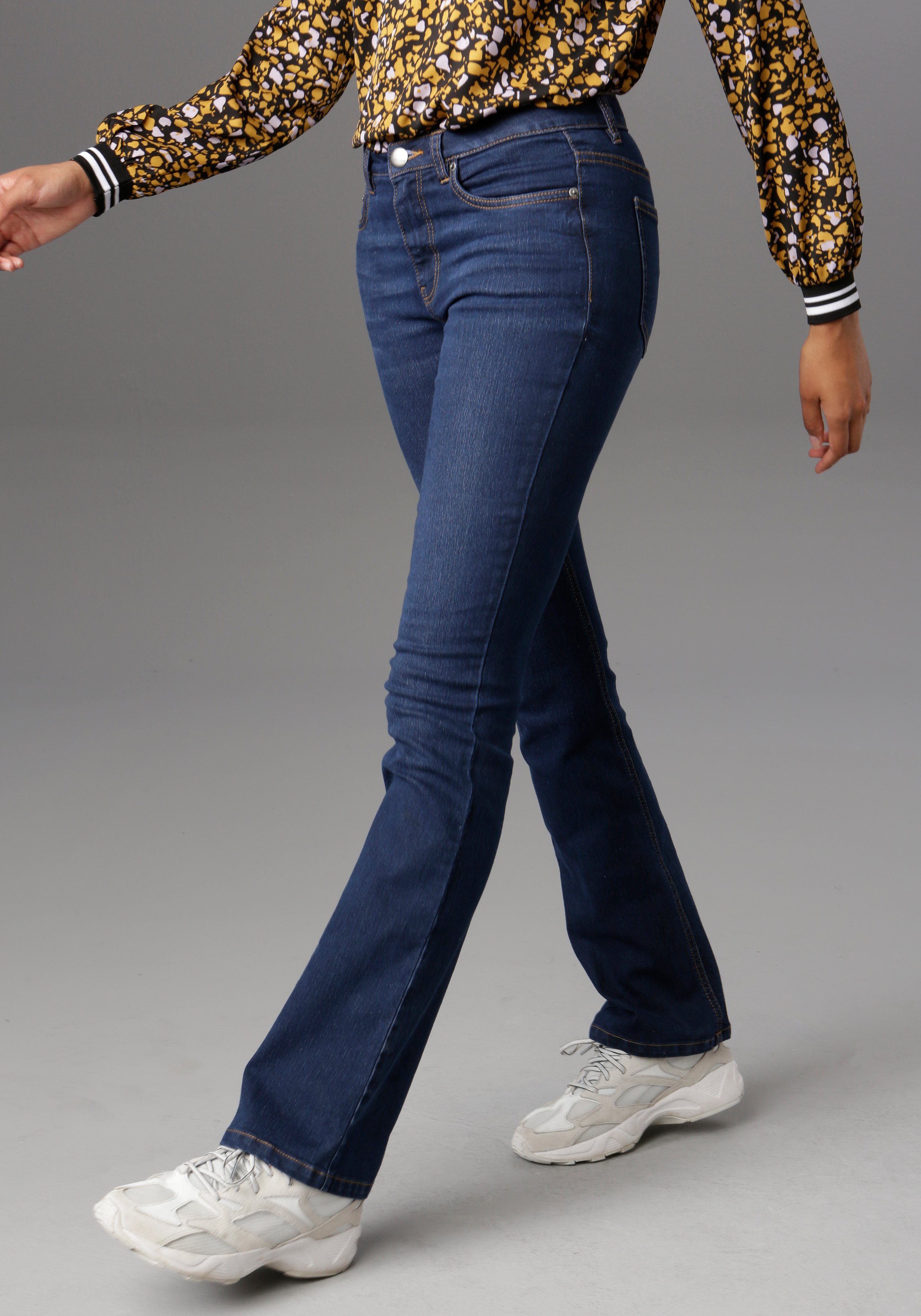 Aniston CASUAL regular Bootcut-Jeans waist