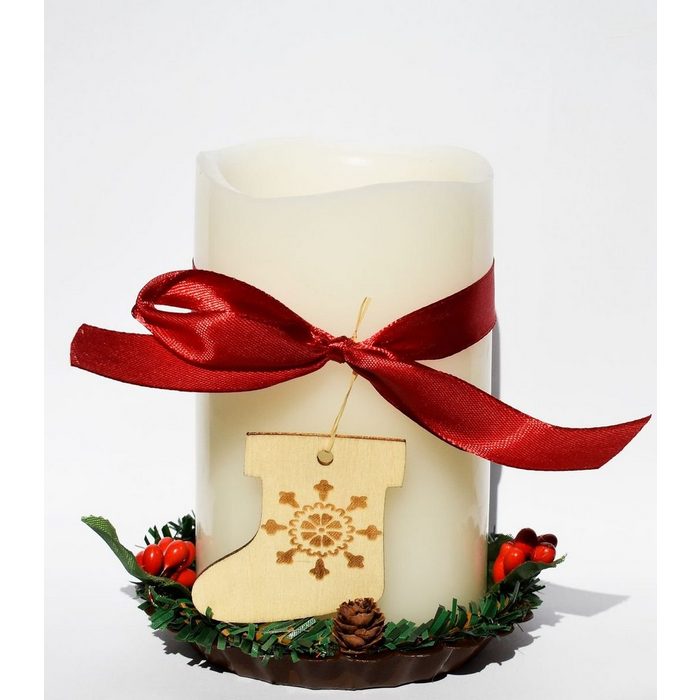 JACK LED-Kerze LED Echtwachs Kerze 7 5 x 12 5cm mit Weihnachtsdekoration 3 Motive (1-tlg) mit süßem Stiefelanhänger aus Holz tolle Geschenkidee