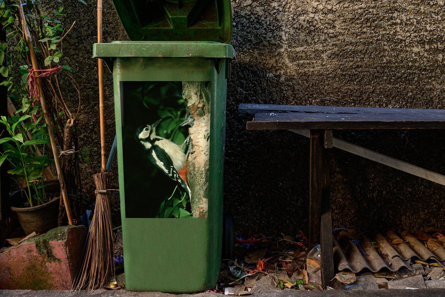 einem Ein St), MuchoWow Mülltonne, Wandsticker Container, an Buntspecht Abfalbehälter Baum Sticker, Mülleimer-aufkleber, (1