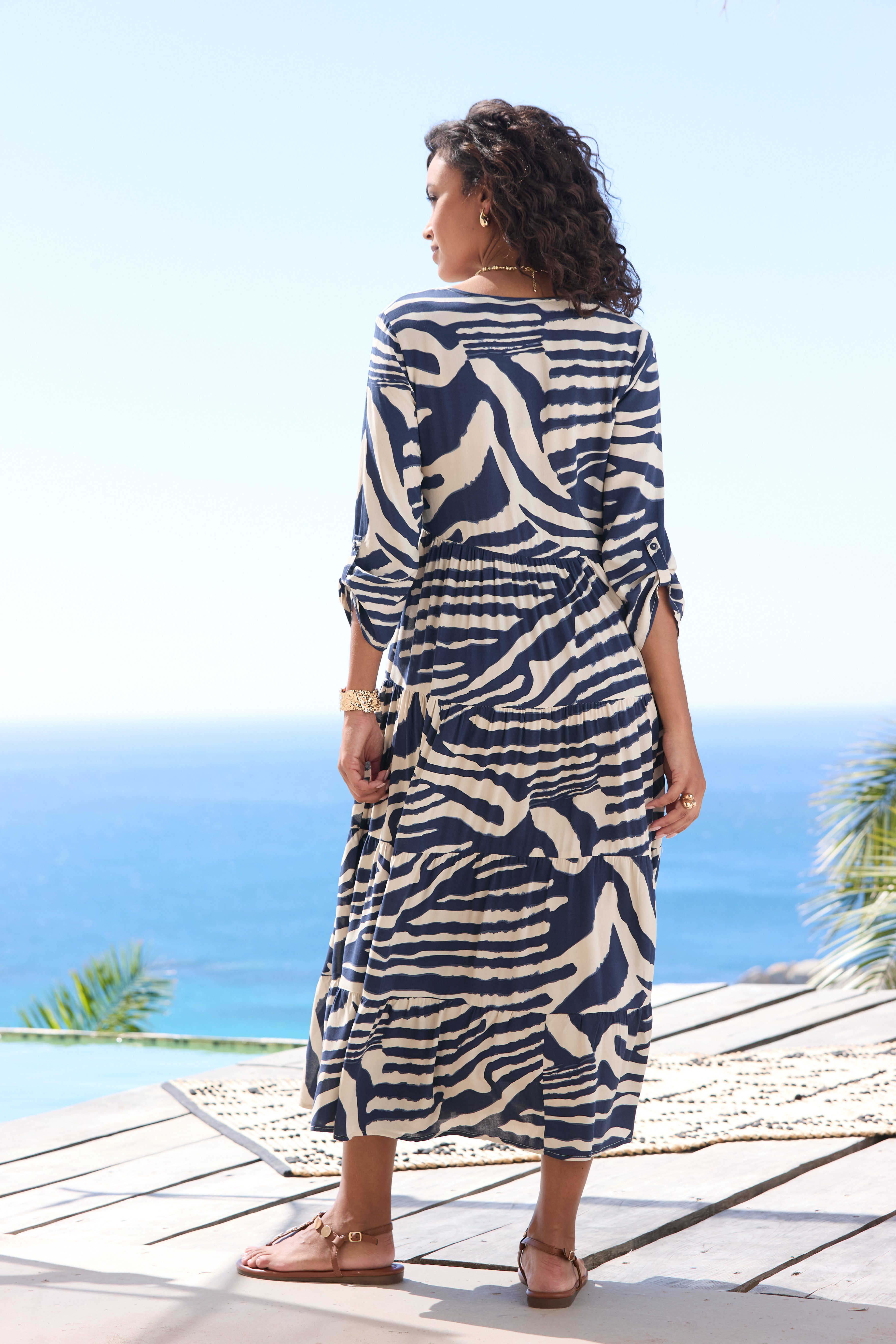 LASCANA Maxikleid mit Animalprint und kurzer Knopfleiste aus Webware, 3/4-Ärmel Sommerkleid in lockerer Passform, Kaftankleid mit weitem Rockteil – Bild 3 von 5