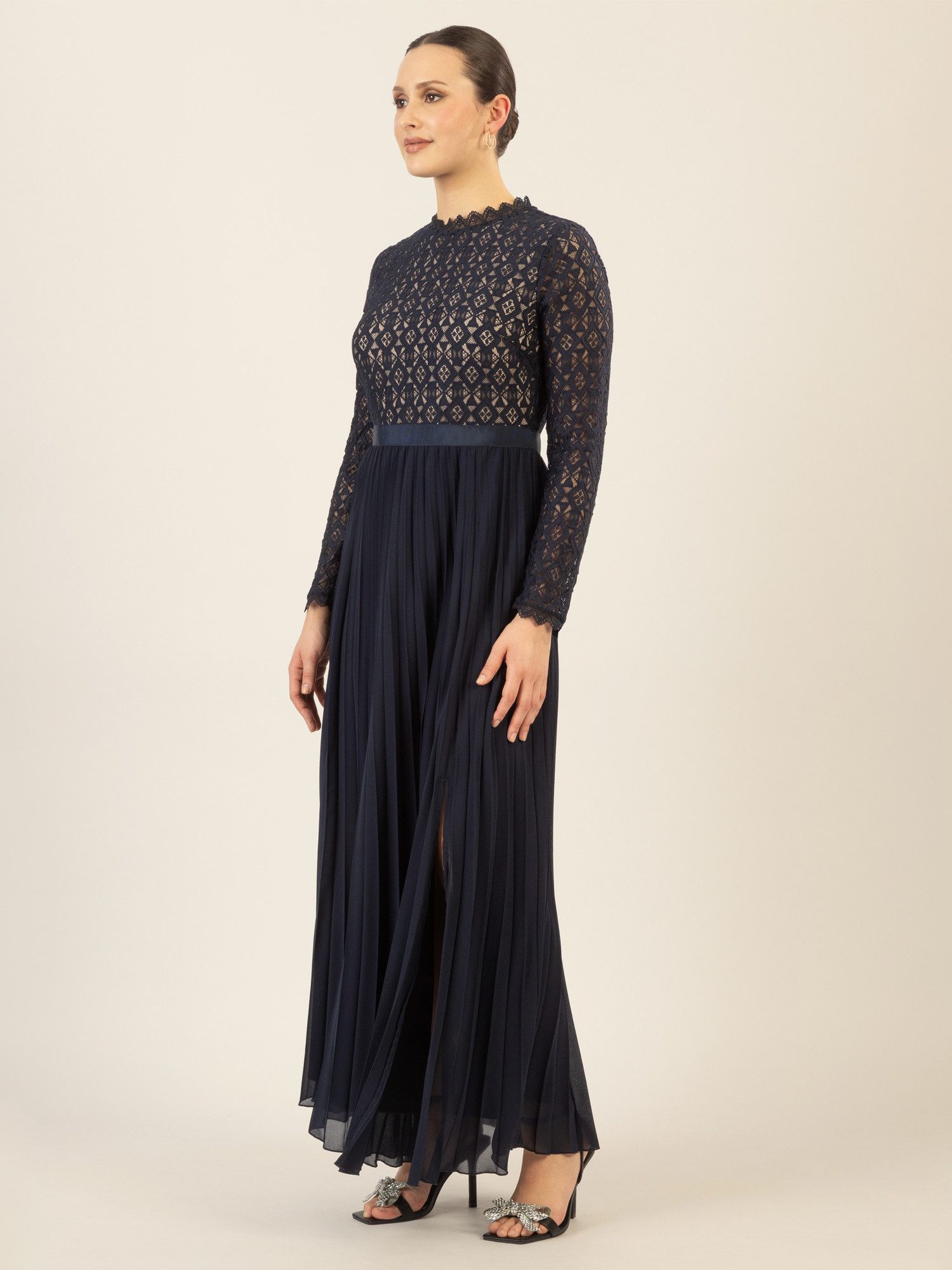Apart Abendkleid mit breiter Spitze verziert günstig online kaufen