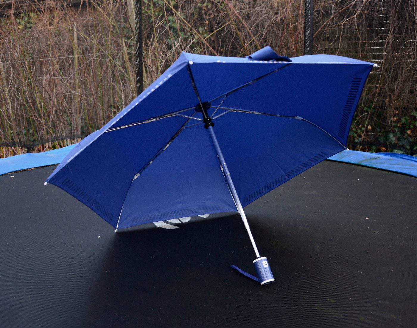 iX-brella Taschenregenschirm für Kinder Safety Reflex mit Auf-Zu-Automatik, kräftige Farben mit reflektierenden Streifen