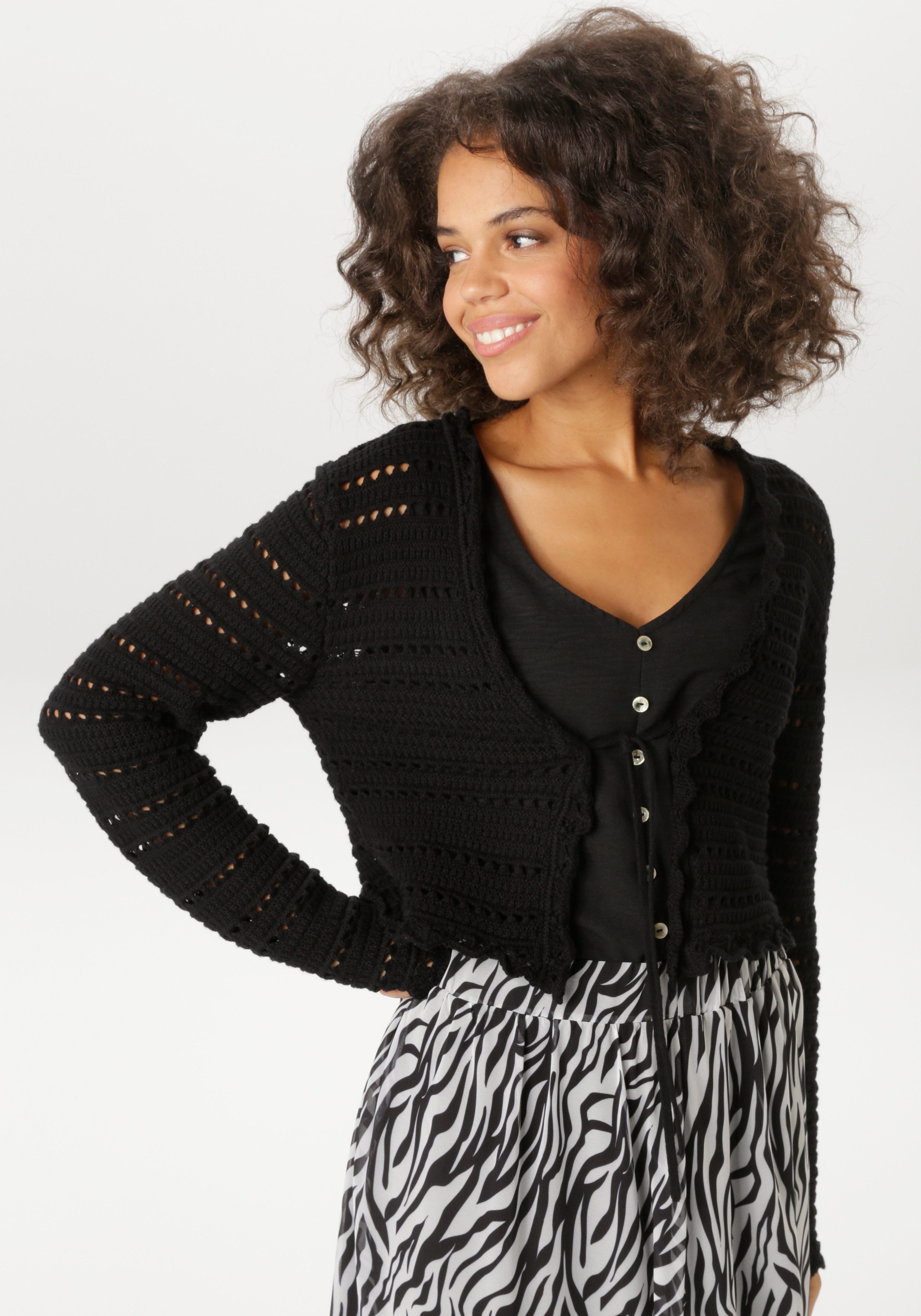 Aniston CASUAL Strickjacke im trendigen Ajour-Muster-Mix - NEUE KOLLEKTION. € 29,99, (€ 29,99 pro 1 Stk).