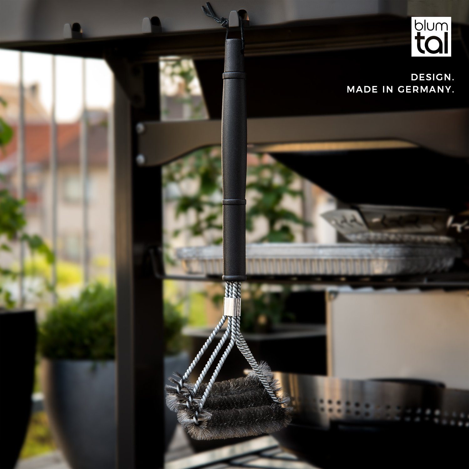 Blumtal Grillbürste Premium aus Edelstahl, Zubehör Drahtbürste, Gas-, Kohle-, und Elektrogrill, (Packung), 3er Kopf, Langer Griff (Schwarz), Spülmaschinenfest