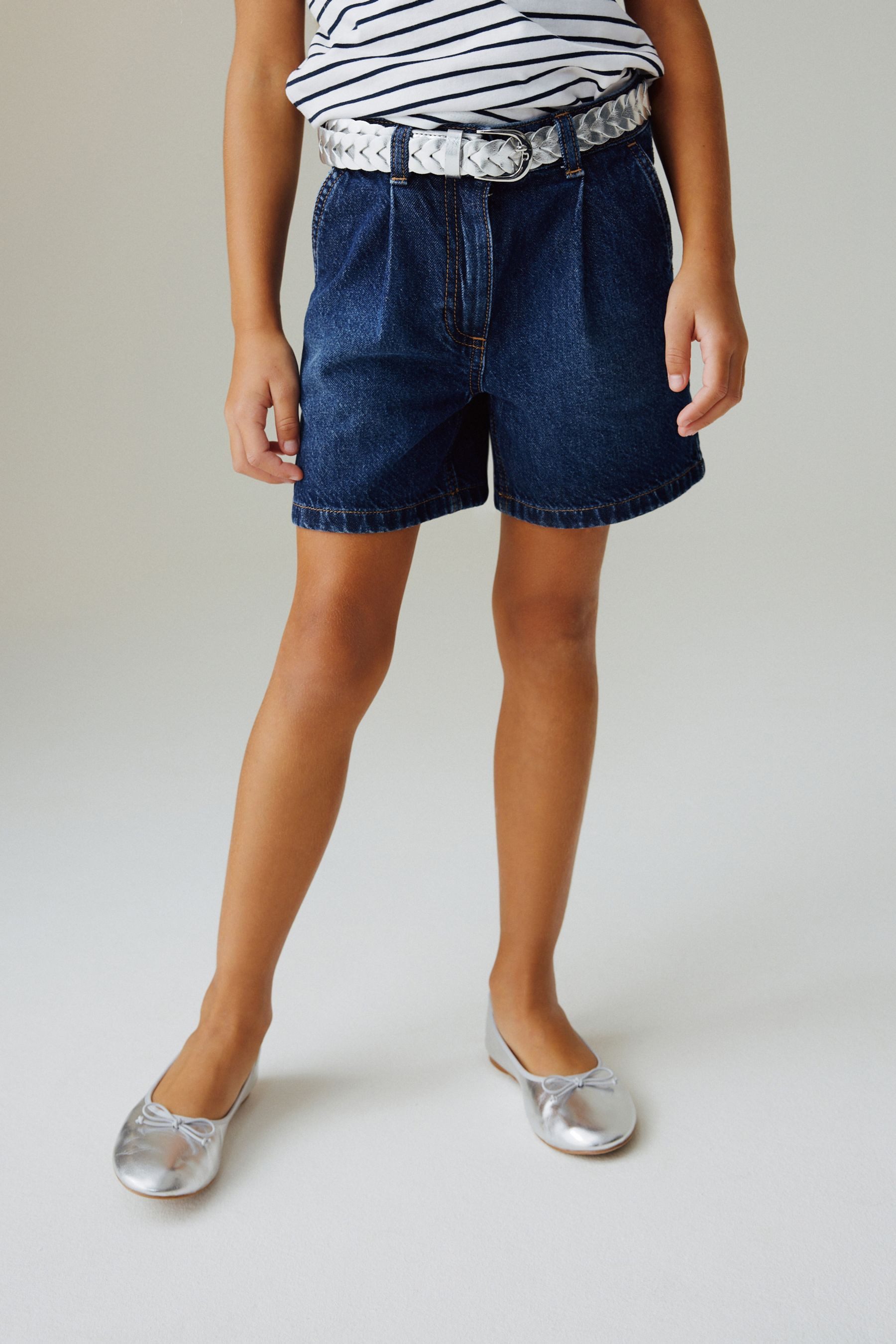 Next Jeansshorts Relaxed Fit Denim-Shorts mit Bundfalten (1-tlg)