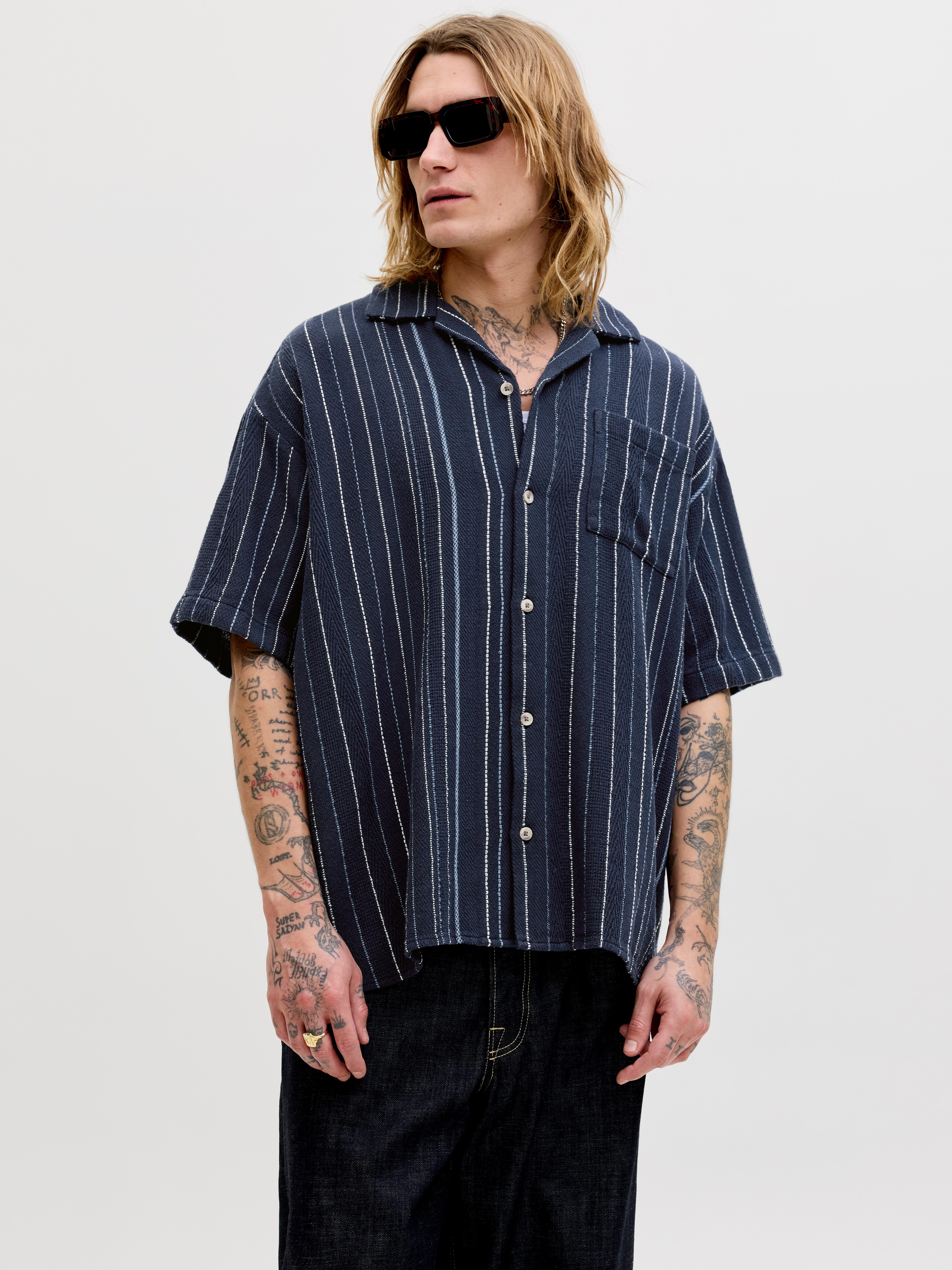 Jack & Jones Kurzarmhemd JJEBRADLEY STRIPED RESORT SHIRT SS LN Baumwolle, loose fit