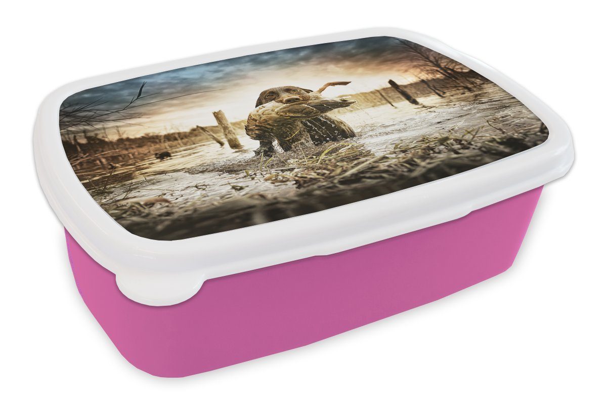 MuchoWow Lunchbox Ein Hund vollendet seine Jagd mit einer Ente im Maul, Kunststoff, (2-tlg), Brotbox für Erwachsene, Brotdose Kinder, Snackbox, Mädchen, Kunststoff rosa