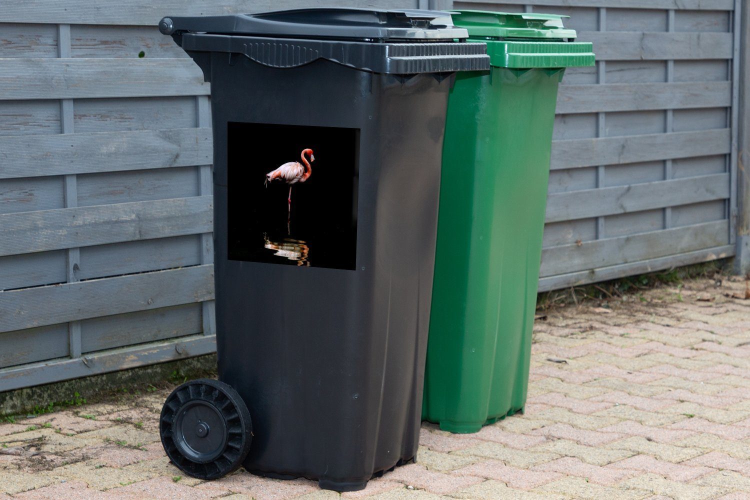Sticker, Container, (1 MuchoWow im Flamingos Wasser Wandsticker Abfalbehälter stehen Mülleimer-aufkleber, St), Zwei Mülltonne,