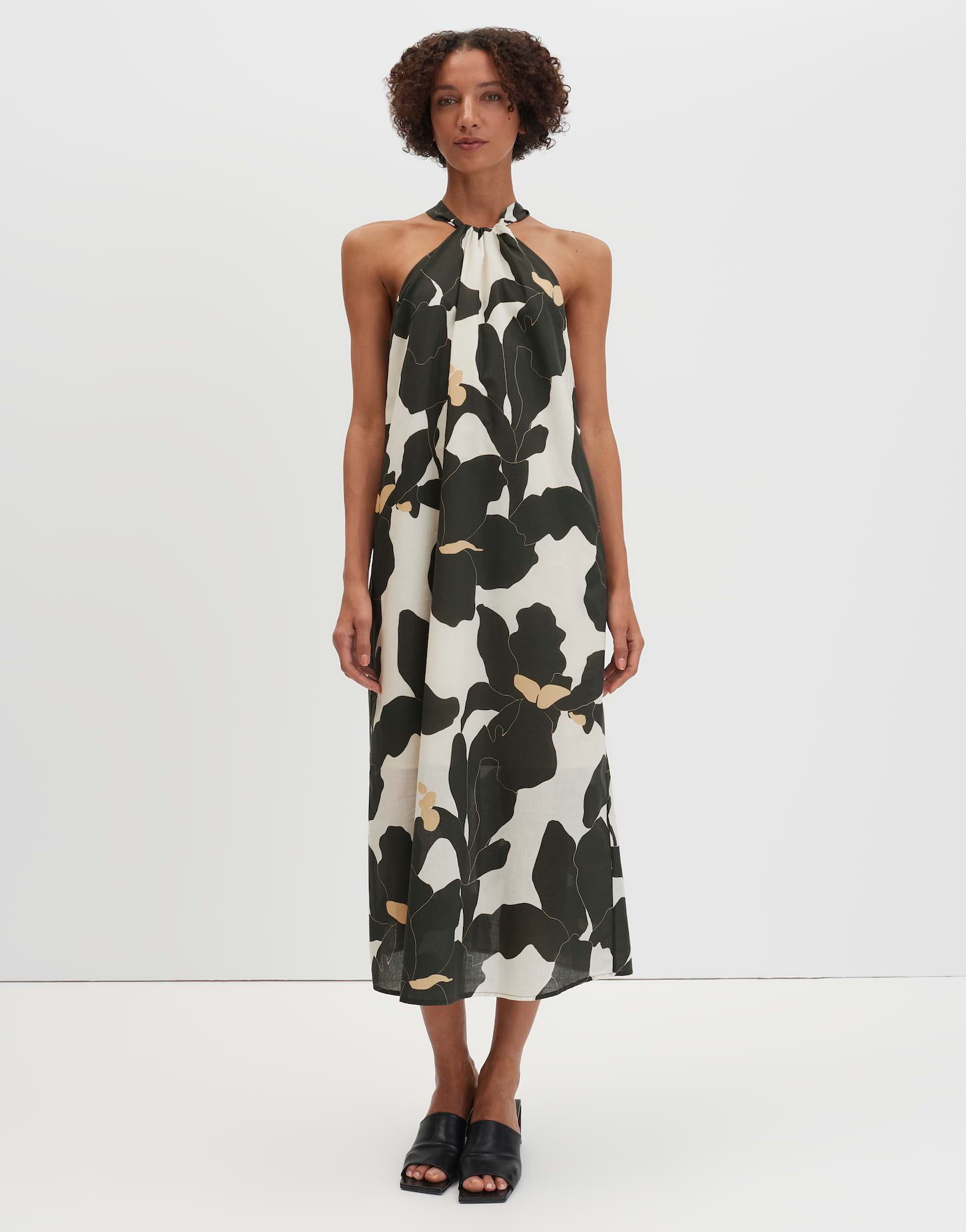 someday Neckholderkleid Qowira mit floralem Blütenprint Mit floralem Print und feinen Raffungen