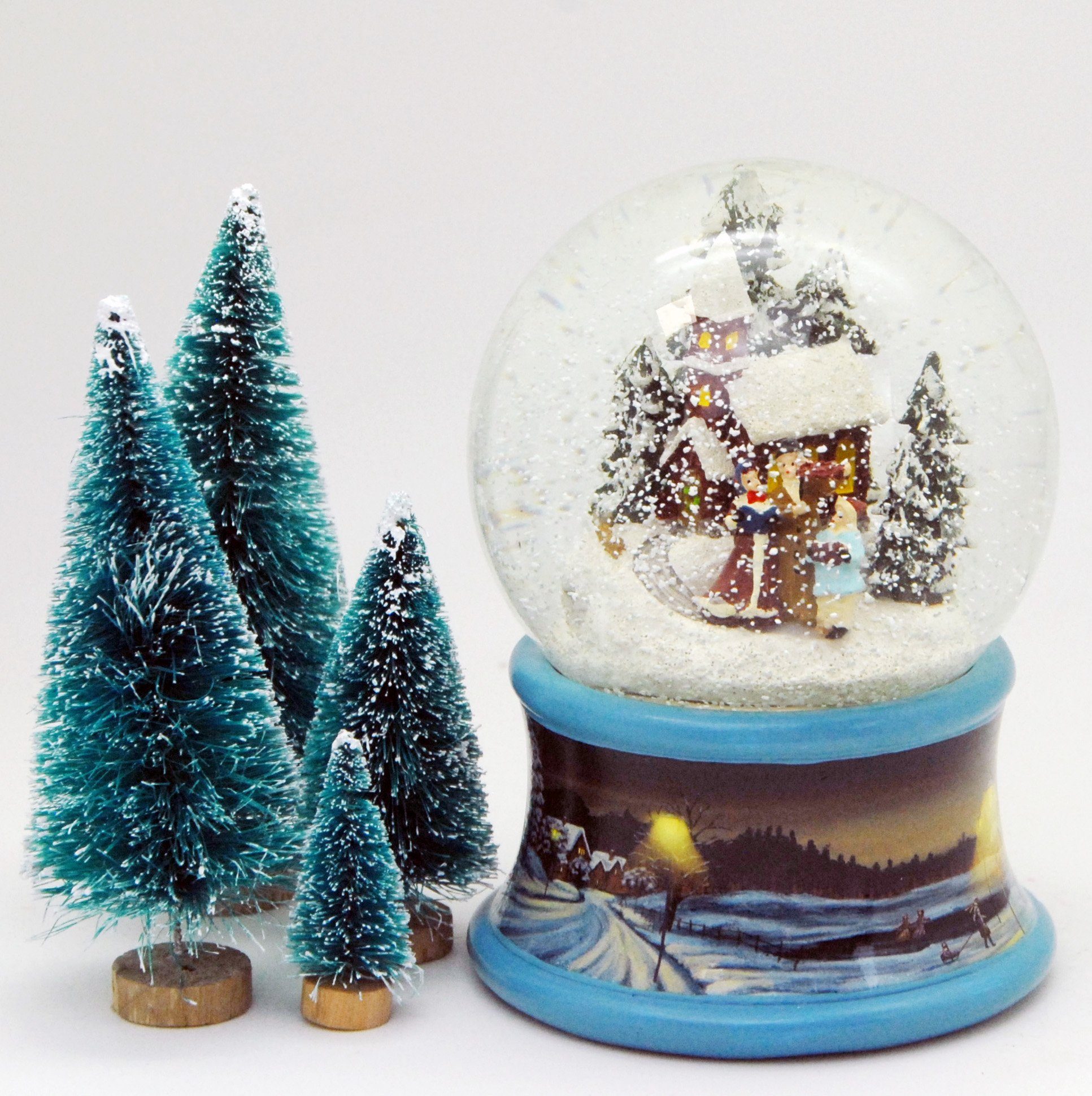 MINIUM-Collection Schneekugel 10cm Sockel Blau Weihnachtsspaziergang Spieluhr Winterlandschaft