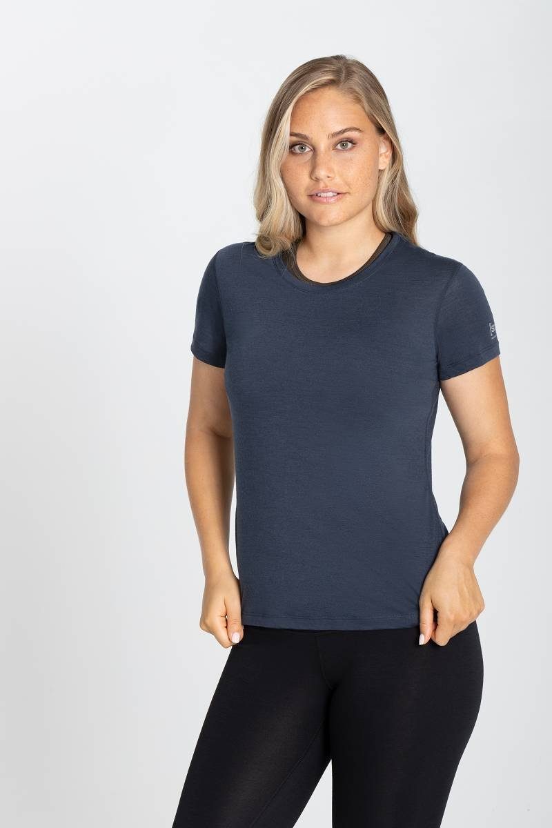 SUPER.NATURAL Funktionsshirt Merino T-Shirt W BASE TEE 140 atmungsaktiver Merino-Materialmix