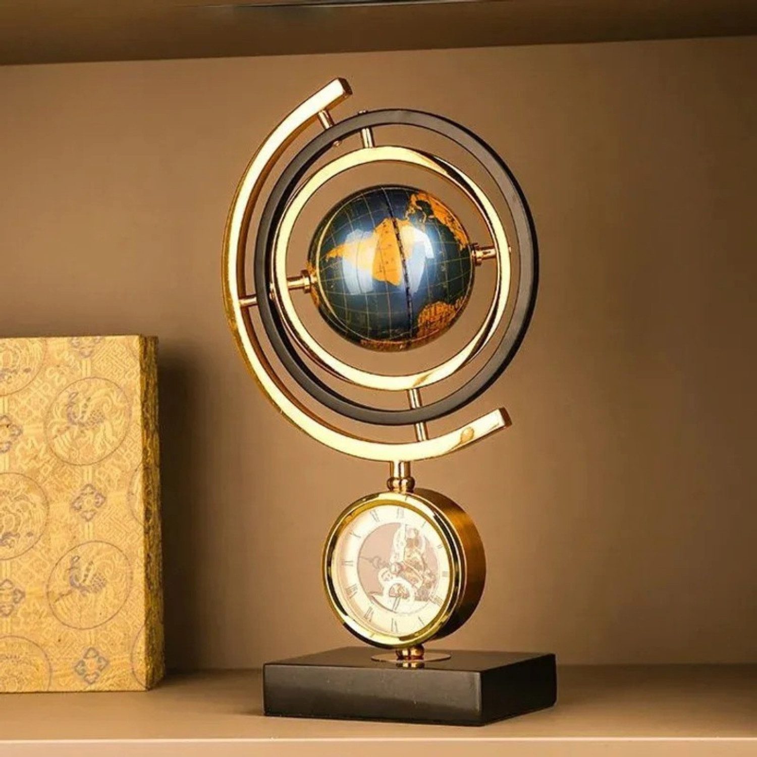 Quality Elegance Dekoobjekt Goldene Globus-Uhr mit Marmorsockel – Luxus Dekoration