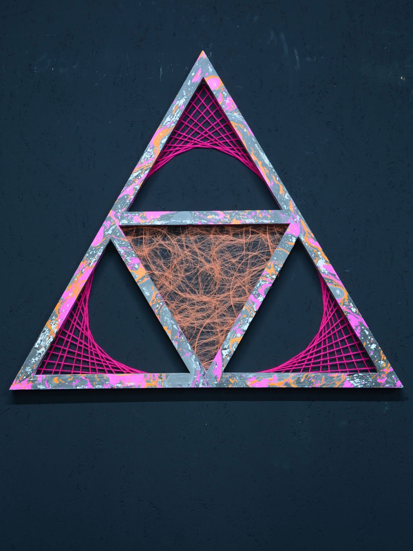 "Dark Dekoobjekt PSYWORK unter Schwarzlicht 65cm, Schwarzlicht Change Triangle", Pink Mind StringArt Psy UV-aktiv, leuchtet