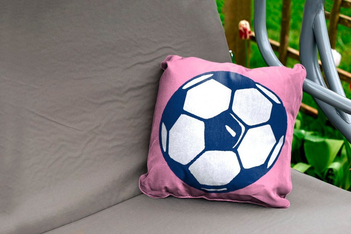 MuchoWow einem Eine -, Illustration von einem rosa Outdoor Fußball Hintergrund Dekokissen Kissenhülle, Kissenbezüge, Dekokissenbezug, auf Dekokissen,