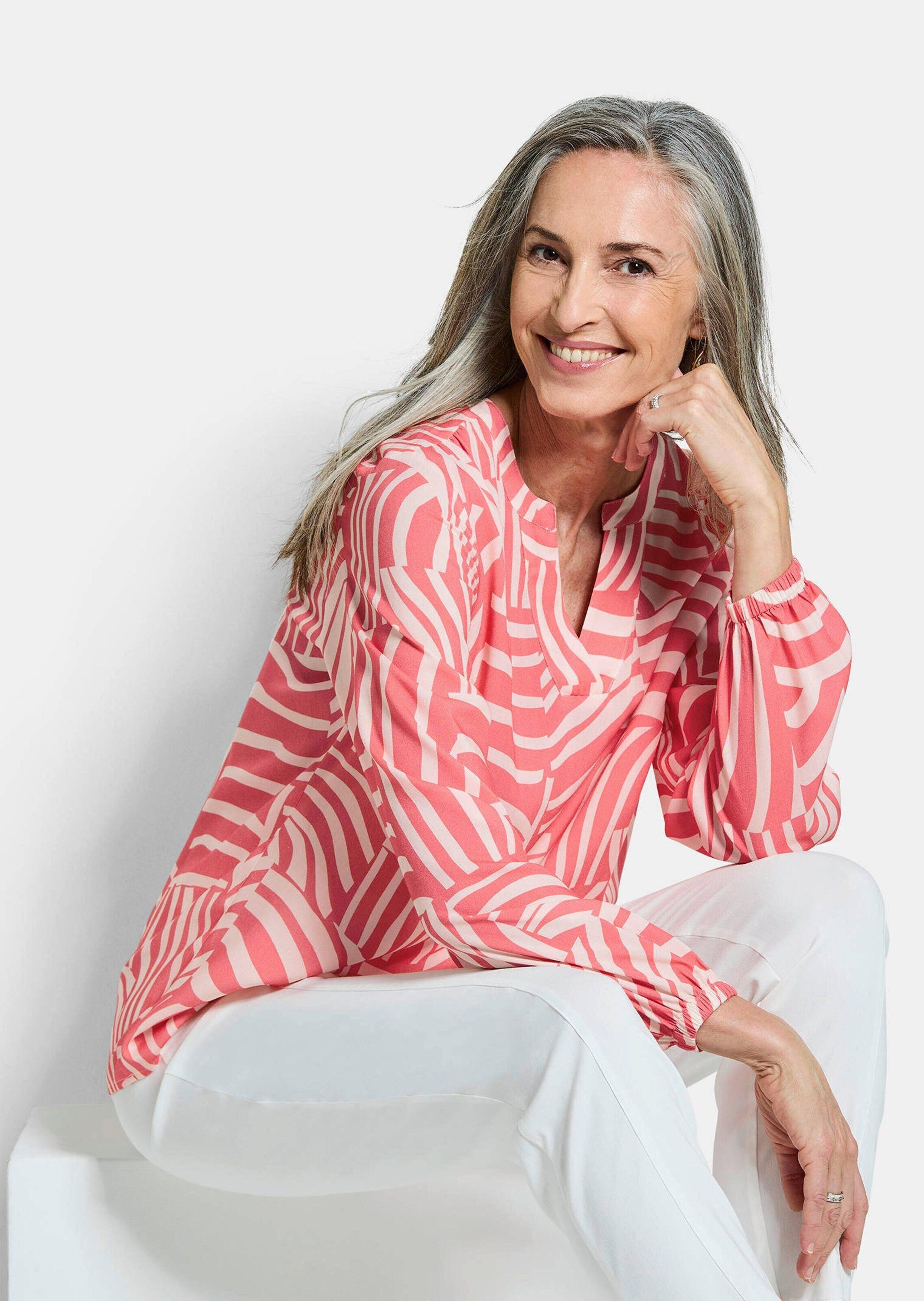 GOLDNER Schlupfbluse Kurzgröße: Grafische Viskosebluse mit Schlitz Viskosebluse mit Rundhals, Gummibündchen und Langarm – Bild 4 von 5