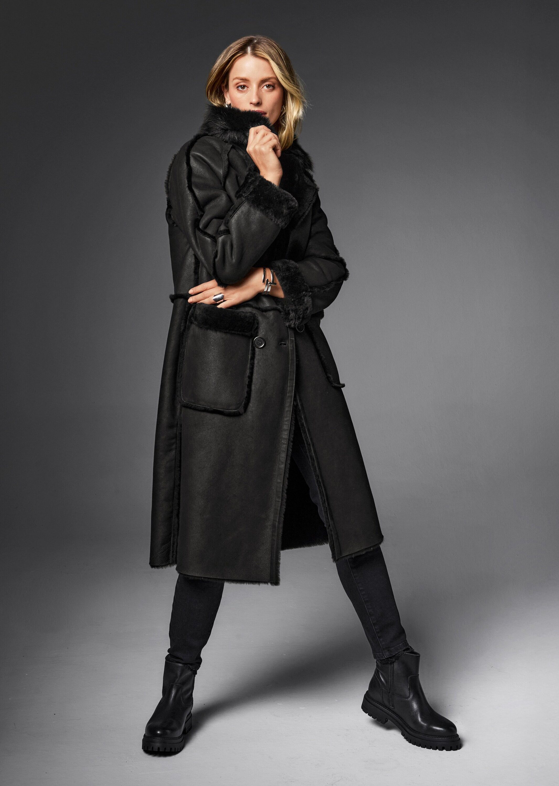 MADELEINE Kurzmantel Eleganter Zweireiher aus hochwertigem Lammfell Samtiges Veloursleder mit Reverskragen und langen Ärmeln