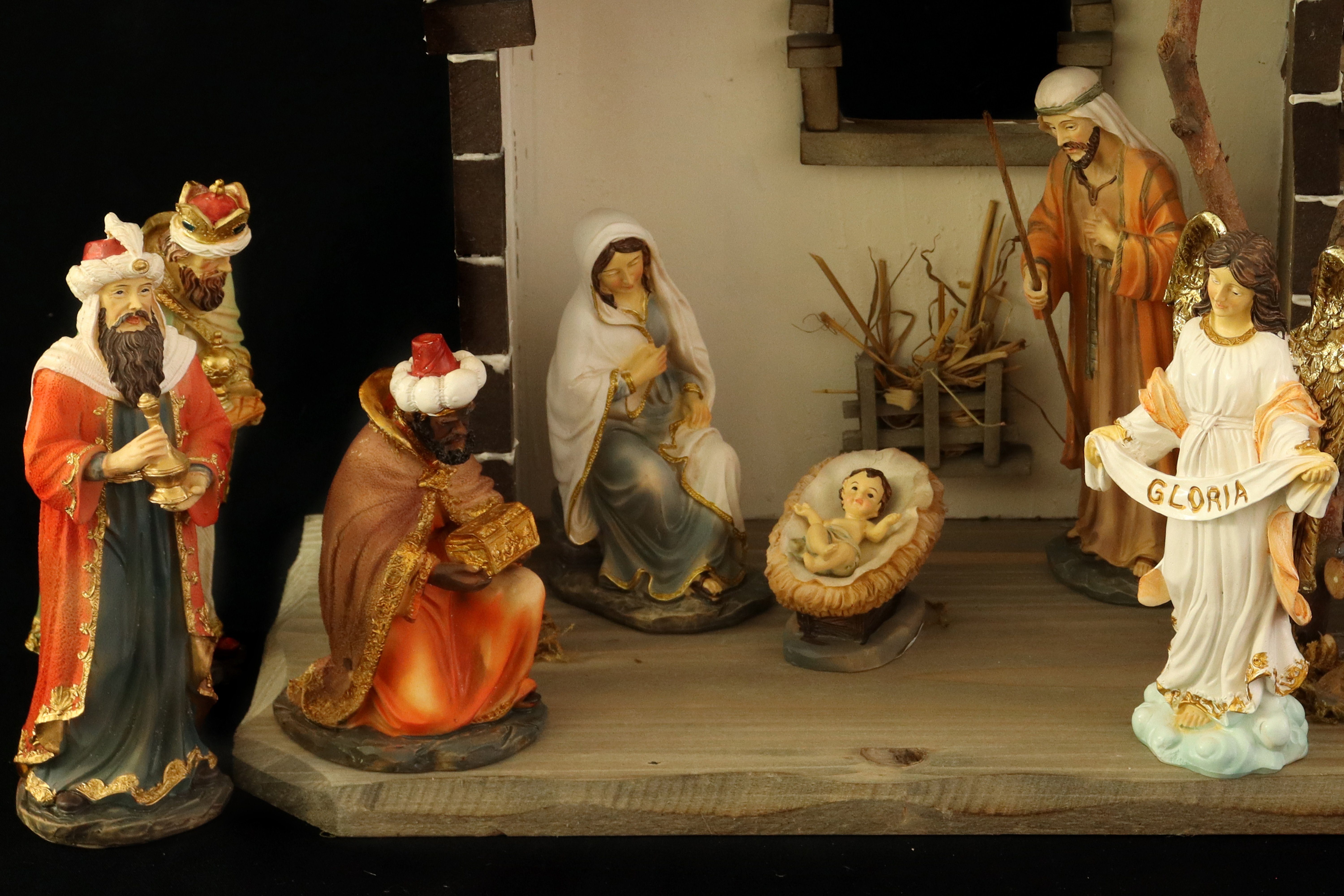 Weihnachtskrippe ELLUG Krippenstall, 45*18*25cm Krippenstall aus Holz Figuren ein Krippenfiguren) Polyresin Krippe Holzkrippe, elf (MIT aus Holz, (12-tlg),