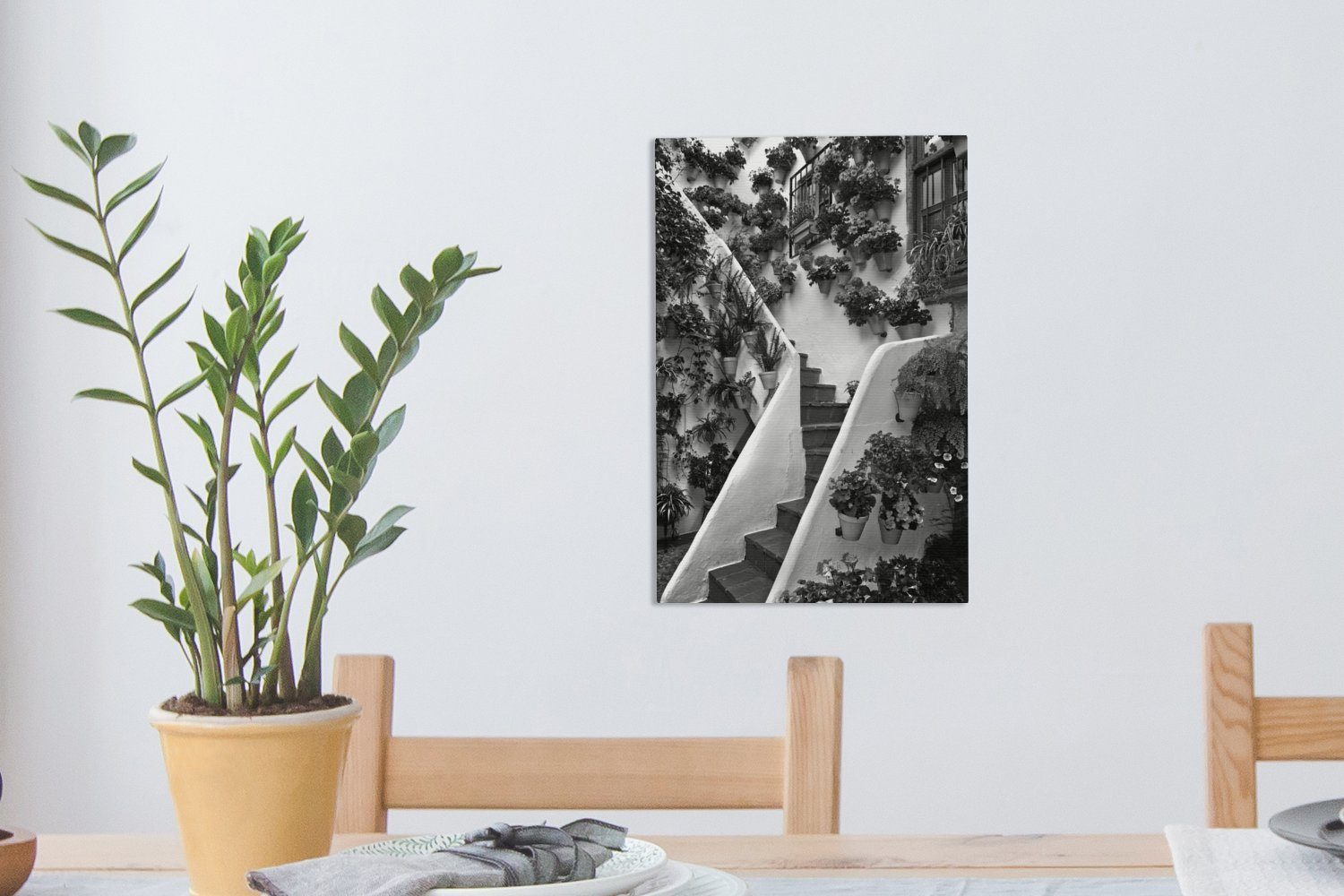 inkl. Córdoba, bespannt Blumen 20x30 Zackenaufhänger, fertig (1 Gemälde, Leinwandbild schwarz weiß, in und geschmückte St), Mit OneMillionCanvasses® Spanien cm Treppe - Leinwandbild