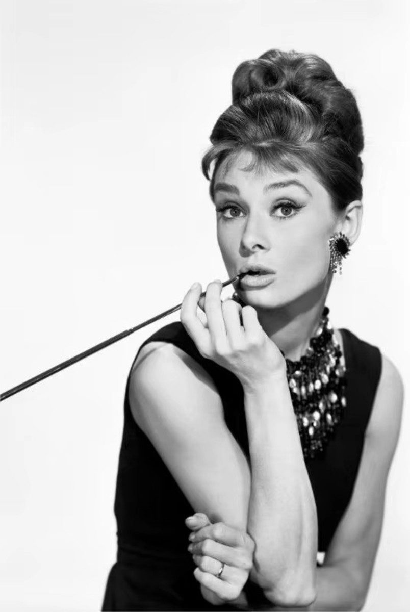 TPFLiving Kunstdruck (OHNE RAHMEN) Poster - Leinwand - Wandbild, Audrey Hepburn Vintage Schwarz-Weiß Klassischer Filmstar Leinwand (Leinwandbild XXL), Farben: Schwarz, Weiß, Grau, Rosa, Rot, Lila -Größe: 20x30cm