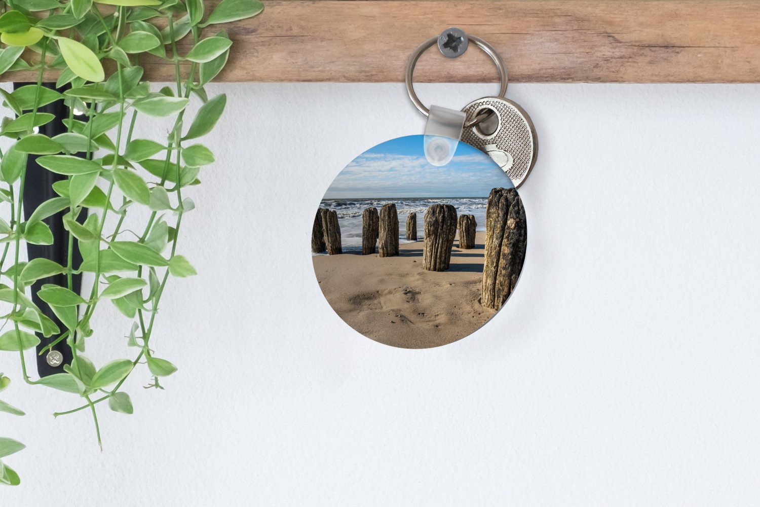 MuchoWow Schlüsselanhänger Sand - Strand - Pfahl - Wasser - Sommer, Rund, Geschenk für Damen / Herren / Kinder mit Schlüsselring, 5x5 cm