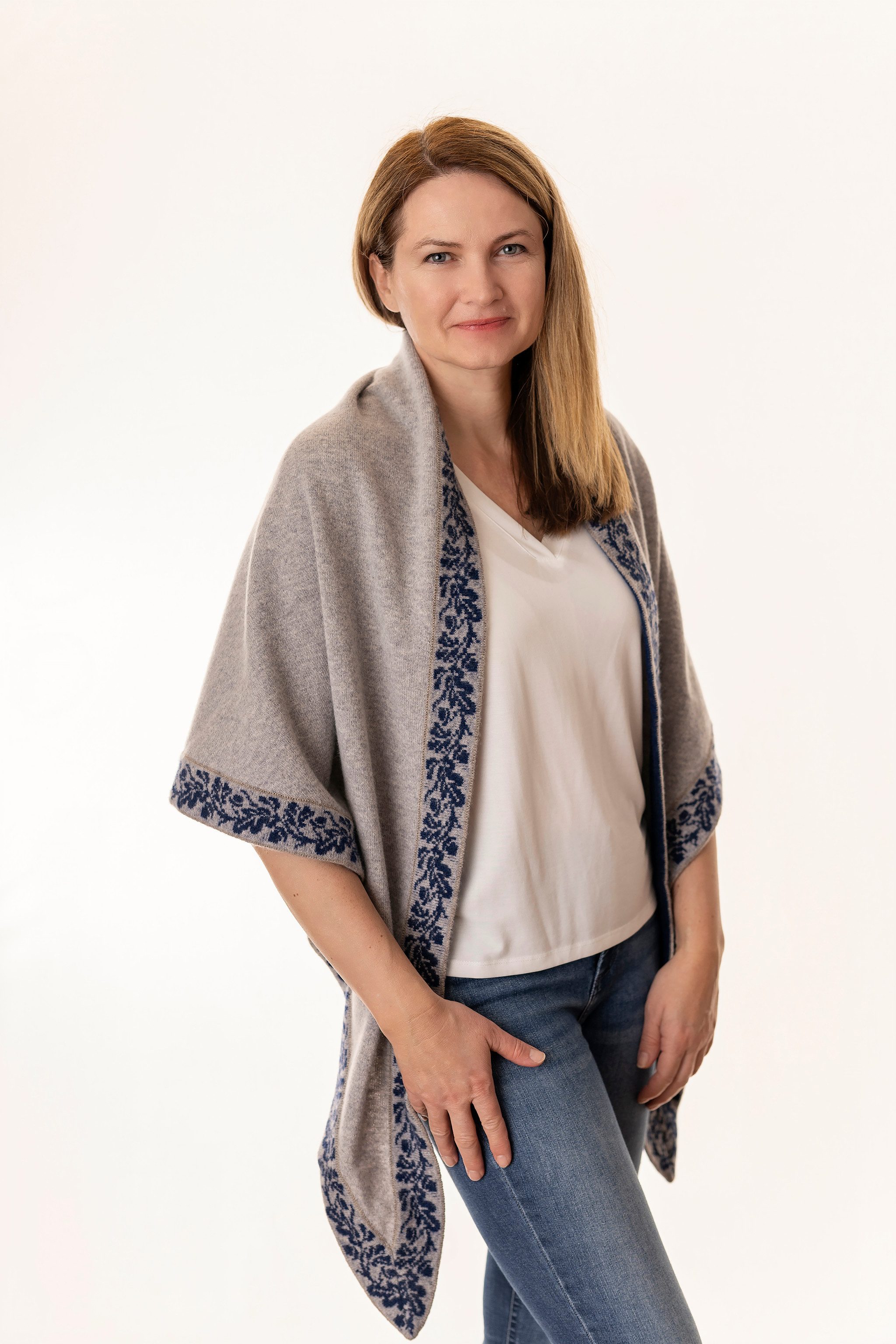 Pezzo D'oro Strickponcho Handgefertigte Stola,graumelierte Merinowolle, indigoblauer Bordüre. beidseitig tragbar, ohne störende Nähte, Handarbeit in Doppelstrick